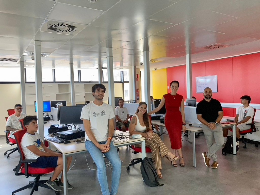 Noticias
Inscripciones abiertas para el curso de ARN Technology sobre Diseño, Modernización e Impresión en 3D
La Concejalía de Promoción Económica y Empleo del Ayuntamiento de Arona anuncia la apertura del periodo de inscripción en la edición de 2024 del curso de Diseño, Modernización e Impresión en 3D que se impartirá en el municipio en el marco de ARN Technology – ARN Innova, proyecto desarrollado a través de un convenio de colaboración entre el consistorio aronero, la Universidad de La Laguna y su fundación general.
Este curso va dirigido a jóvenes de Arona con edades comprendidas entre los 15 y los 29 años. Se impartirá del 16 de octubre al 4 de noviembre, cada miércoles por la tarde (de 16:00 a 19:30 horas), en el Centro Empresarial de Arona, cuya sede se ubica en Las Galletas. La participación es gratuita y se ofertan un total de 15 plazas. El plazo de inscripción estará abierto hasta el próximo 3 de octubre o hasta completar aforo.
Tendrá una duración de 40 horas, de las cuales la mitad se centrarán en formación presencial (ocho sesiones), y el resto en trabajo autónomo. Y contará con materiales específicos que dotarán al alumnado de herramientas y contenido sobre el uso de nuevas tecnologías, las cuales serán útiles para el desarrollo de futuras ideas empresariales.
Dentro de la formación, el alumnado aprenderá los principios básicos sobre diseño e impresión 3D, así como las técnicas y tecnologías de impresión más usadas. Además de estudiar el funcionamiento y mantenimiento de una impresora 3D, los participantes trabajarán con software CAD como introducción al modelado 3D mediante ejemplos prácticos. El curso concluirá con un evento en el que los participantes podrán presentar sus proyectos.