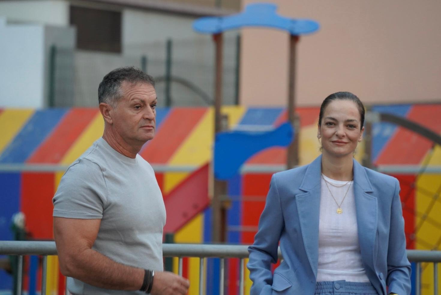 El Ayuntamiento de Arona ha finalizado las obras de la Calle Trinidad en Valle San Lorenzo, mejorando la fluidez del tráfico en la zona cercana al colegio y a varias viviendas.

El Área de Contratación, Obras e Infraestructuras del Ayuntamiento de Arona ha dado por concluidas las obras de urbanización en la Calle Trinidad de Valle San Lorenzo. El objetivo era mejorar la conexión con la Calle El Colegio, aumentar la seguridad vial y peatonal, y descongestionar el tráfico en la zona.

El proyecto ha supuesto una inversión municipal de 38.100 euros y ha tenido un plazo de ejecución de tres meses. Se ha creado un tramo de asfalto y acerado de 282 metros cuadrados, y se ha instalado una barandilla de protección contra caídas en el nuevo acerado.