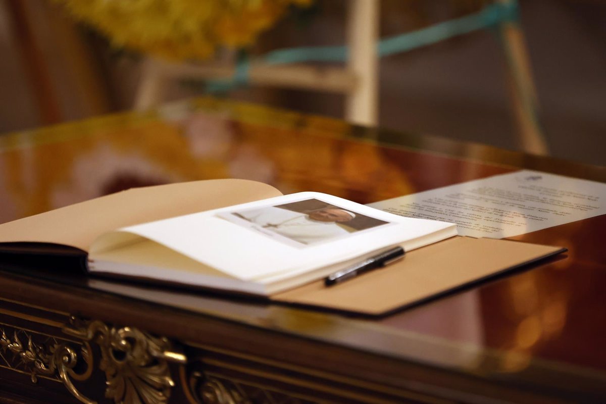 Apertura del Obispado de Canarias para firmar libro de condolencias por el Papa Francisco.
