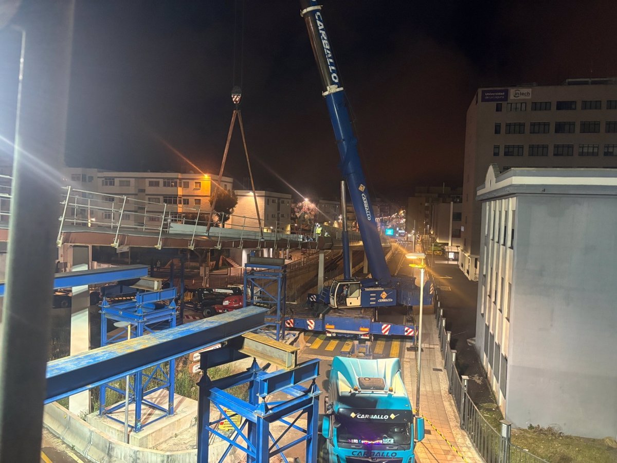 Finaliza la instalación del módulo de conexión de la Pasarela del Padre Anchieta con la Avenida de la Trinidad.