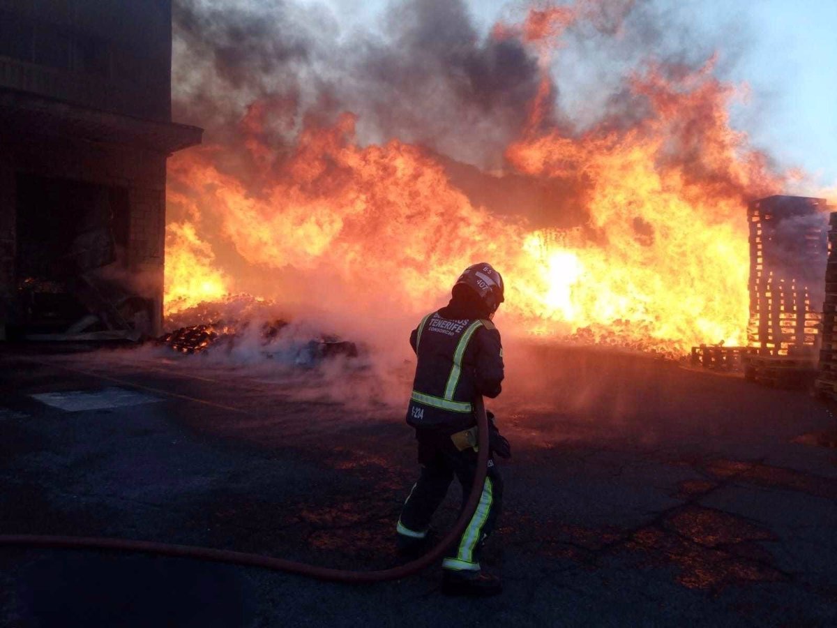 Hombre herido por inhalación de humo en incendio de nave industrial en Güímar, Tenerife.