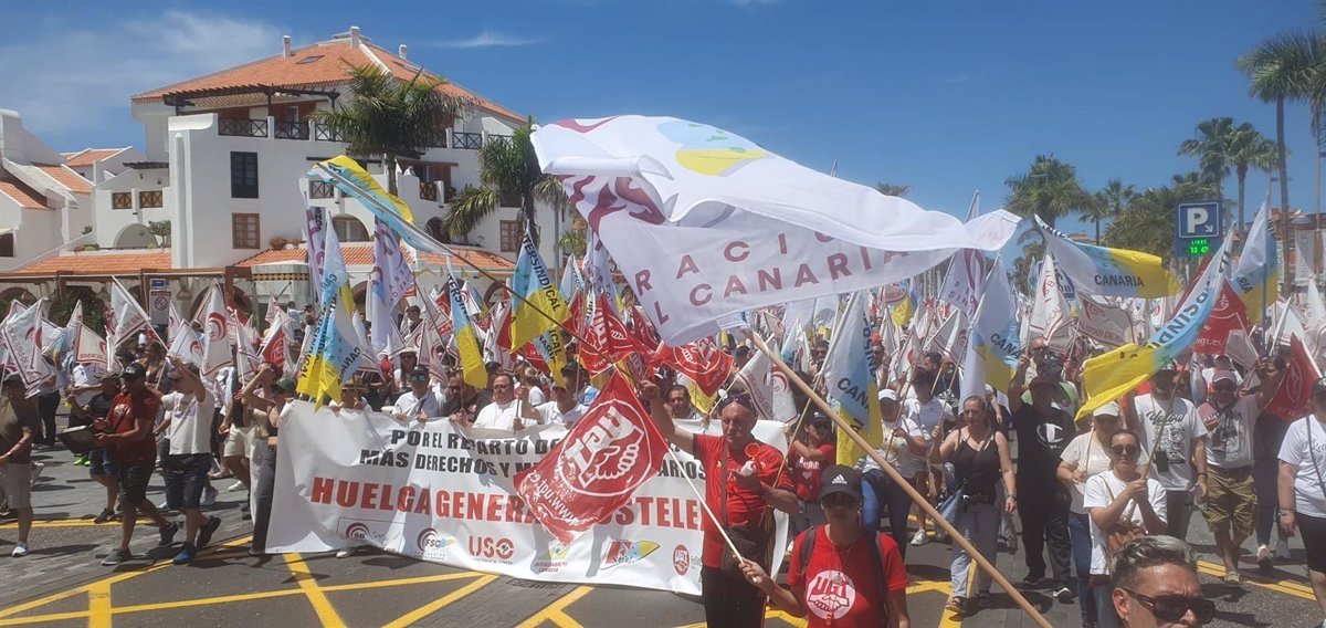 Más de 2.000 personas protestan en Tenerife por derechos y salarios justos para trabajadores turísticos