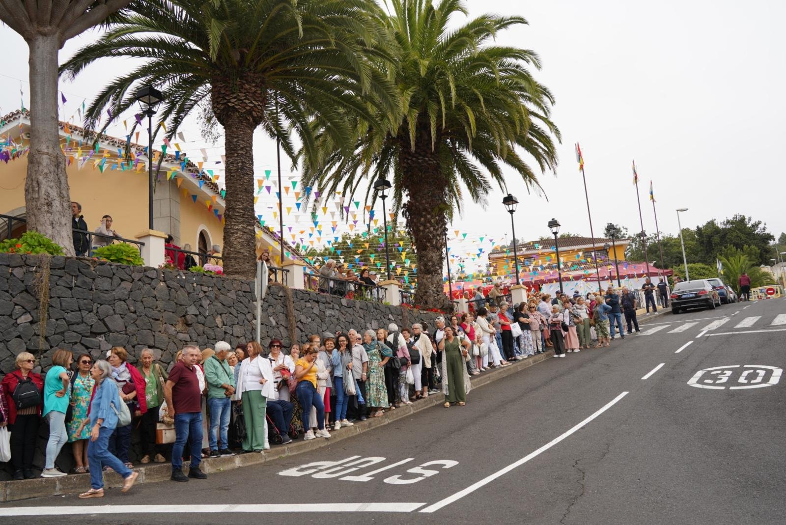 Cerca de 500 aroneros disfrutan de la Feria de Artesanía Pinolere 2024

La Feria de Artesanía Pinolere 2024 ha sido todo un éxito en Arona, con la participación de cerca de 500 vecinos del municipio. Esta iniciativa, organizada por el área de Participación Ciudadana en colaboración con el área de Mayores del Ayuntamiento de Arona, tiene como objetivo promover las tradiciones, artesanía, gastronomía y cultura de la región.

Cuatro profesionales del municipio han expuesto sus creaciones y productos en esta importante muestra de Canarias. La feria, que en esta edición se centra en ‘Las artesanías de los juegos y juguetes tradicionales canarios’, ha reunido a alrededor de 175 artesanos de todas las islas.

Durante la primera jornada de la feria se llevaron a cabo varias inauguraciones de exposiciones, mostrando la diversidad y creatividad de los artesanos participantes. Esta feria es una oportunidad única para apreciar y adquirir auténticas piezas de artesanía canaria.
