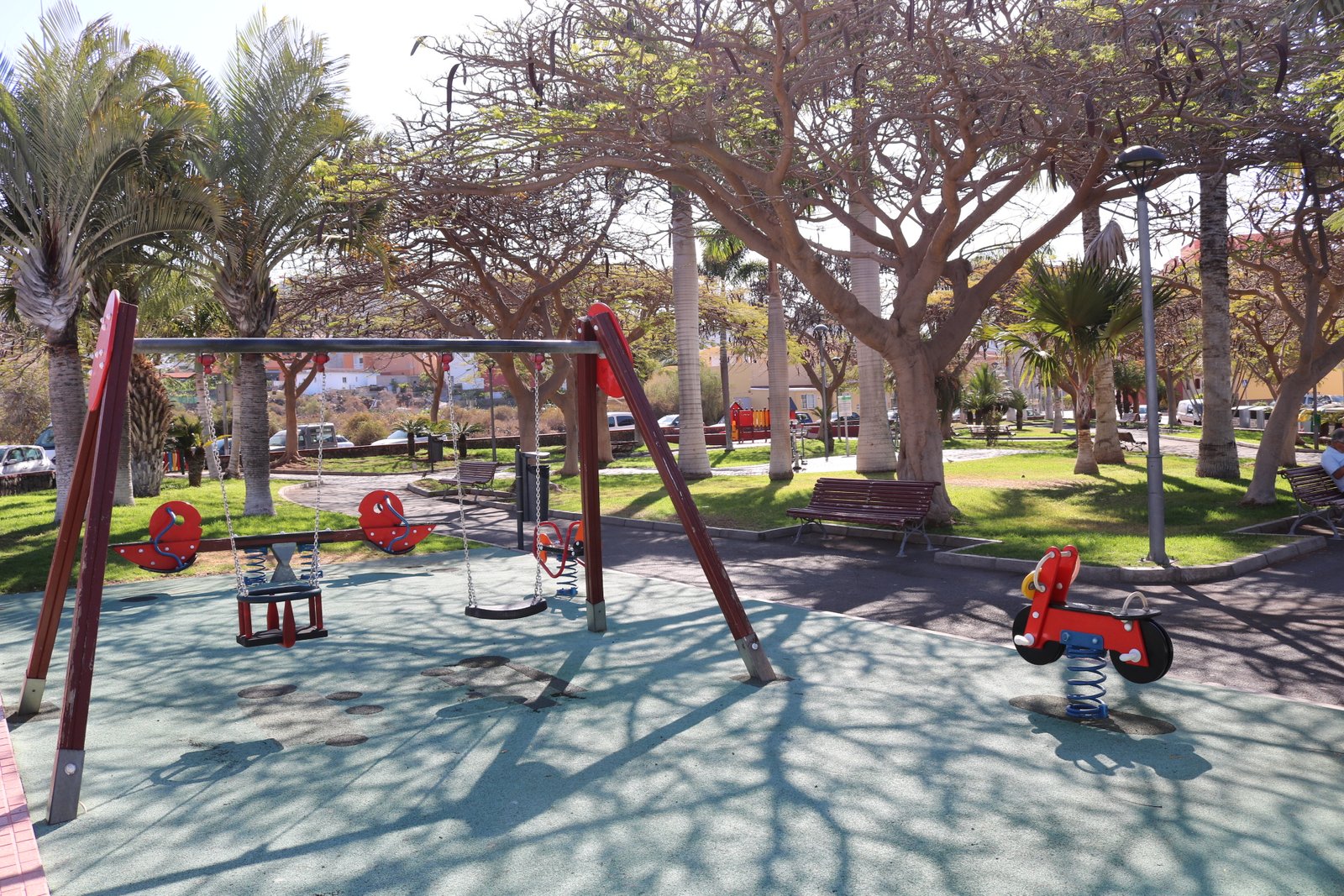 El Ayuntamiento de Arona evalúa parques infantiles y zonas de juego para su modernización
