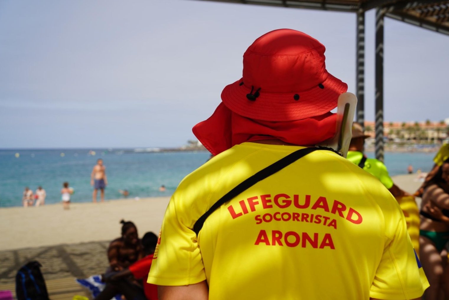 El Servicio de Prevención, Rescate, Salvamento y Asistencia en el Litoral de Arona ha llevado a cabo cerca de 40.000 intervenciones en lo que va de año 2024. La primera teniente de alcalde del Ayuntamiento de Arona y concejala responsable de Medio Ambiente, Sostenibilidad y Servicios Públicos, Clari Pérez, ha expresado su profundo agradecimiento por la labor realizada por este servicio, especialmente por la reciente actuación que salvó la vida de una mujer de 58 años en la Playa de Las Vistas.
La rápida y efectiva intervención del equipo no solo evitó una tragedia, sino que también resaltó la importancia de contar con un servicio de rescate preparado y comprometido. Estas intervenciones refuerzan la seguridad y la confianza de residentes y visitantes del municipio, especialmente en épocas de alta afluencia de personas al litoral.
El Servicio de Prevención, Rescate, Salvamento y Asistencia en el Litoral ha realizado asistencias en tierra, asistencias acuáticas, rescates, evacuaciones, asistencias a Personas con Movilidad Reducida (PMR), entre otras acciones, en playas como Las Vistas, Los Cristianos, El Camisón, Playa Honda, Las Galletas y El Palm Mar. Estas intervenciones son evaluadas para la elección de las Banderas Azules en las playas de Los Cristianos, Las Vistas y El Camisón.
La gestión de estos servicios desde el Área de Medio Ambiente es fundamental para garantizar que las playas sean espacios seguros y accesibles para todos, destacó la teniente de alcalde. El servicio de rescate en el litoral de Arona es un ejemplo de la buena gestión municipal para proteger a los bañistas y facilitar el acceso al mar a personas con movilidad reducida.