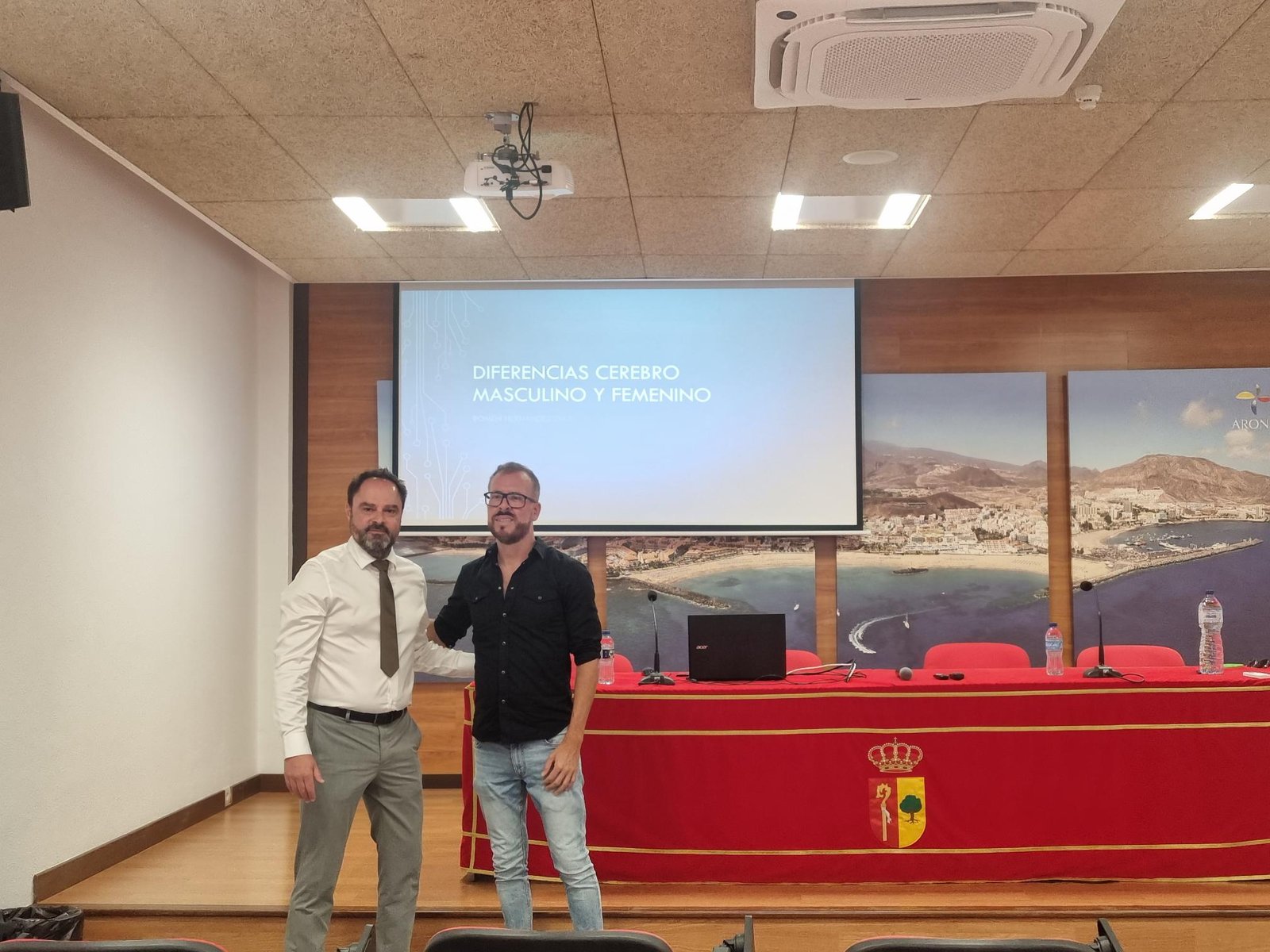 Noticias

Finaliza la presente edición del programa ‘Educar en Familia 2025’

El Área de Educación en colaboración con otras instituciones impulsa actividades de formación, orientación y reflexión sobre la dinámica familiar.

La Concejalía de Educación del Ayuntamiento de Arona ha clausurado el programa ‘Educar en Familia 2025’ que se realiza en colaboración con el Área de Familia y Participación Educativa de la Consejería de Educación del Gobierno de Canarias. El concejal de Educación, Héctor Reyes, participó del taller con el que ha finalizado la edición de este año, ‘Diferencia entre el cerebro masculino y femenino. Pautas para entender a nuestras hijas e hijos’ impartido por el psicólogo Romen Hernández Díaz. Este último taller ha completado un ciclo de cuatro talleres dentro del programa que se ha desarrollado de enero a mayo en los centros culturales de Las Galletas, Cabo Blanco y Los Cristianos, con una participación de más de 120 personas.

Desde la Concejalía de Educación del Ayuntamiento de Arona, se impulsa los programas y actividades de formación, orientación y reflexión sobre la dinámica familiar, a través de estos talleres formativos para familias y ciudadanía en los que se han abordado diferentes temáticas tales como ‘Detección y prevención del acoso escolar en nuestras hijas e hijos’ impartido por la socióloga Patricia Ojeda; ‘La enfermedad del silencio. Desde el suicidio a la depresión’ con el psicólogo Romen Hernández Díaz; ‘Resiliencia y Bienestar emocional’ impartido por el doctor en psicología Francisco David Lorenzo González; y el ‘Diferencia entre el cerebro masculino y femenino. Pautas para entender a nuestras hijas e hijos’ a cargo del psicólogo Romen Hernández Díaz que cerró la programación. En todos los talleres participó el Servicio de Intérprete de Lengua de Signos.

La familia es un espacio clave para el desarrollo como fuente de aprendizaje, además de potenciar los factores de protección. Si bien, es necesaria la cooperación entre familia, escuela y comunidad. Por ello, estos talleres están dirigidos a todas las personas interesadas en los aspectos relacionados con la responsabilidad educativa y familiar.

En la elección de los temas se han tenido en cuenta las aportaciones de los recursos socio-educativos del municipio con la implicación de los Centros Educativos, AMPAS y colectivos que participan y difunden estos talleres.