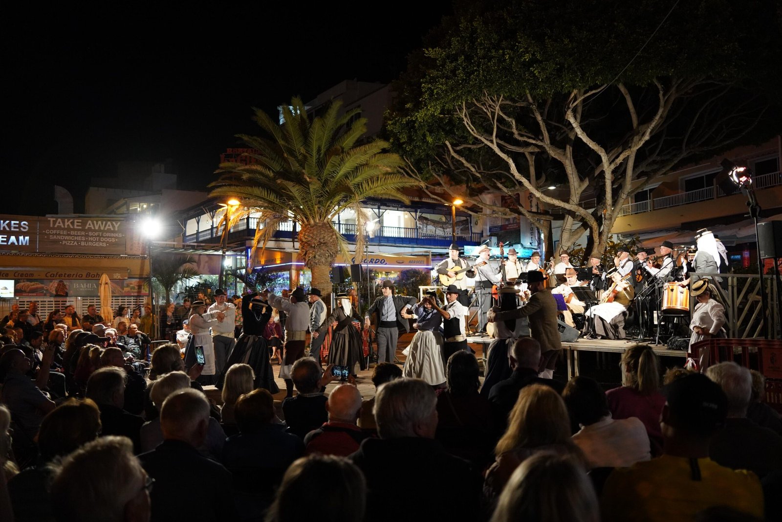 La XIV edición del Folk Fest Arona finaliza este jueves celebrando la tradición canaria frente al Atlántico. Residentes y turistas han podido disfrutar de lo mejor del folclore canario y la riqueza artesanal y gastronómica del municipio y del archipiélago durante esta edición. El evento, organizado por el Patronato de Turismo del Ayuntamiento de Arona, se ha consolidado como una cita imprescindible en la agenda cultural del sur de Tenerife, ofreciendo una experiencia única en un enclave privilegiado.

En el cierre de esta XIV edición, el Folk Fest Arona acogerá una animada Feria de Artesanía y Gastronomía, donde los visitantes podrán descubrir y adquirir productos locales típicos del municipio y de Canarias en general. A partir de las 20:30 horas, la Plaza de la Pescadora se convertirá en un vibrante escenario a cielo abierto donde se podrá disfrutar de las actuaciones de las agrupaciones folclóricas I’Gara, Verodal y Punta Rasca. Estas formaciones ofrecerán un recorrido por la riqueza y diversidad del cancionero y el baile tradicional de las Islas, transmitiendo la pasión y el legado cultural.

El XIV Folk Fest Arona ha sido un punto de encuentro para la cultura, la tradición y el disfrute al aire libre, ofreciendo una experiencia enriquecedora tanto para los residentes como para los turistas que han visitado Arona durante estos meses.