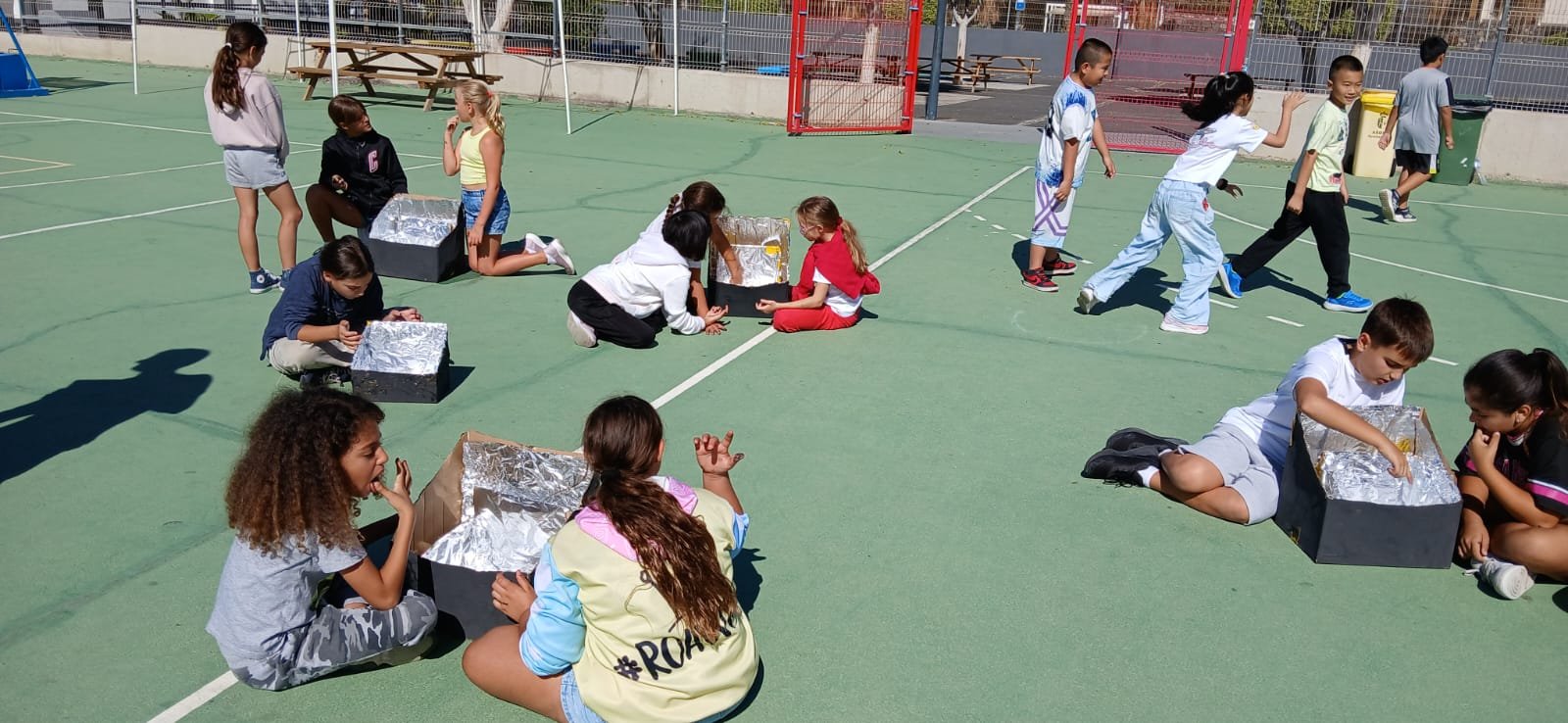 Más de 1500 escolares participan en una nueva edición del Programa Acércate a la Ciencia con la ULL en Arona
Entre el 11 de marzo y el 16 de mayo se llevaron a cabo 60 talleres científicos en 11 centros escolares del municipio de Arona. El Ayuntamiento de Arona, a través de la Concejalía de Promoción Económica y Empleo, y la Universidad de La Laguna, a través de su Unidad de Cultura Científica y de la Innovación (Cienci@ULL), han organizado una nueva edición del programa ‘Acércate a la Ciencia con la ULL en Arona’, en el marco de la VIII edición del ‘Programa de actividades para el fomento de la innovación empresarial en el municipio de Arona, ARN INNOVA’. El objetivo principal de esta iniciativa es fomentar las vocaciones científicas entre el alumnado del municipio, acercando la ciencia y la investigación a los centros escolares mediante talleres prácticos impartidos por jóvenes investigadores de la ULL.
Durante esta edición se realizaron 60 talleres científicos, con la participación de 1,502 estudiantes, desde 3.º de Primaria hasta Formación Profesional Básica, de 12 centros educativos en Arona. Además, participaron 26 docentes y 10 jóvenes investigadores de la ULL. Los talleres abordaron temáticas diversas vinculadas a áreas como la robótica, el medioambiente, la arqueología, la biología marina, las energías renovables, la astrofísica, la inteligencia artificial y la botánica.
‘Acércate a la Ciencia con la ULL en Arona’ forma parte del Programa ARN INNOVA, impulsado por el Ayuntamiento de Arona, la Universidad de La Laguna y su Fundación General, con el propósito de crear espacios de encuentro y uso común en el Centro Empresarial de Las Galletas.