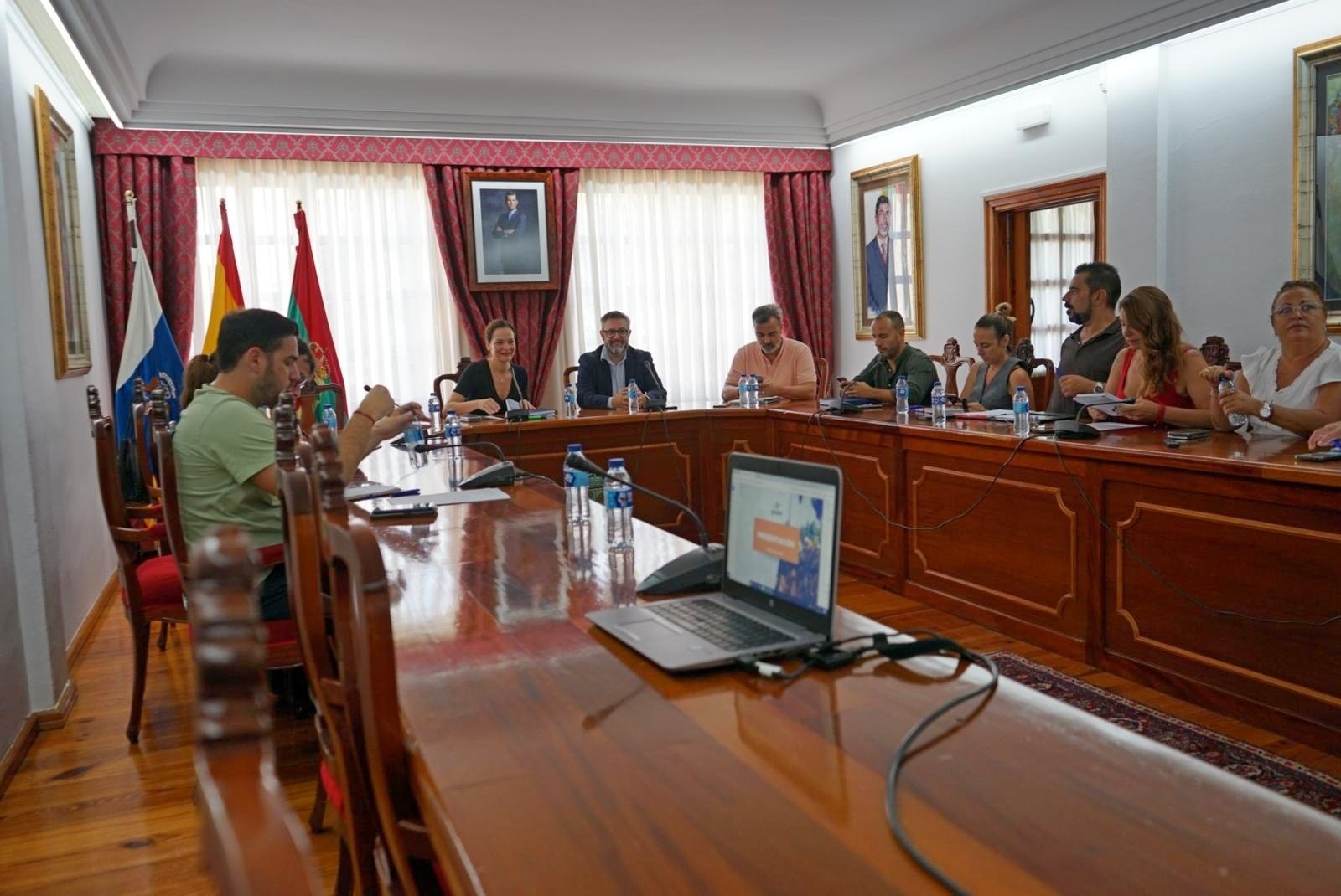 El objetivo es mejorar la calidad de vida de los ciudadanos y avanzar en el desarrollo de proyectos municipales que beneficien a toda la comunidad. 

El Ayuntamiento de Arona y Gesplan exploran las líneas de actuación para desarrollar proyectos municipales. El Grupo de Gobierno y el consejero delegado de la empresa pública, Miguel Ángel Pérez, trazan los planes de estrategia y trabajo una vez que Gesplan ya tiene la condición de medio propio del Ayuntamiento. 

El consejero delegado de Gesplan (Gestión y Planeamiento Territorial y Medioambiental, S.A.), Miguel Ángel Pérez, mantuvo una reunión con el Grupo de Gobierno del Ayuntamiento de Arona en la cual explicó el objeto, las funciones y el trabajo que desarrolla esta empresa pública del Gobierno de Canarias y de la cual el Ayuntamiento de Arona aprobó su consideración como medio propio.

En el encuentro estuvieron presentes la alcaldesa de Arona, Fátima Lemes; así como los concejales Dácil León (Turismo, Promoción Económica, Sector Primario y Empleo), Luis Sierra (Deportes), Ruth Martín (Servicios Sociales), Luis García (Urbanismo y Patrimonio Histórico), Devi Pereyra (Recursos Humanos), Guacimara Tavío (Economía y Hacienda), Juan Sebastián Roque (Obras y Contratación), Javier Baute (Cultura), Alexis Gómez (Seguridad y Fiestas) y Puri Martín (Mayores y ADESA), así como personal técnico de diferentes áreas municipales.

Gesplan es una empresa pública adscrita a la Consejería de Transición Ecológica, Lucha contra el Cambio Climático y Planificación Territorial del Gobierno de Canarias que desarrolla trabajos de apoyo a las administraciones públicas de Canarias y con la que el Ayuntamiento desea colaborar directamente en un futuro próximo para mejorar los servicios a la ciudadanía. La actividad de la empresa pública se centra en varios ejes de trabajo como son el Medio Ambiente, Infraestructuras y Cambio Climático, Planificación Territorial y Transición Ecológica, Investigación y Desarrollo e Innovación del Territorio (I+D+I). El Ayuntamiento de Arona, mediante sus diferentes áreas de gestión, pretende analizar posibles colaboraciones y encargos a esta empresa pública lo que permitirá llevar a cabo trabajos que con medios propios resultaría imposible. El objetivo es mejorar la calidad de vida de los ciudadanos y avanzar en el desarrollo de proyectos municipales que beneficien a toda la comunidad.
