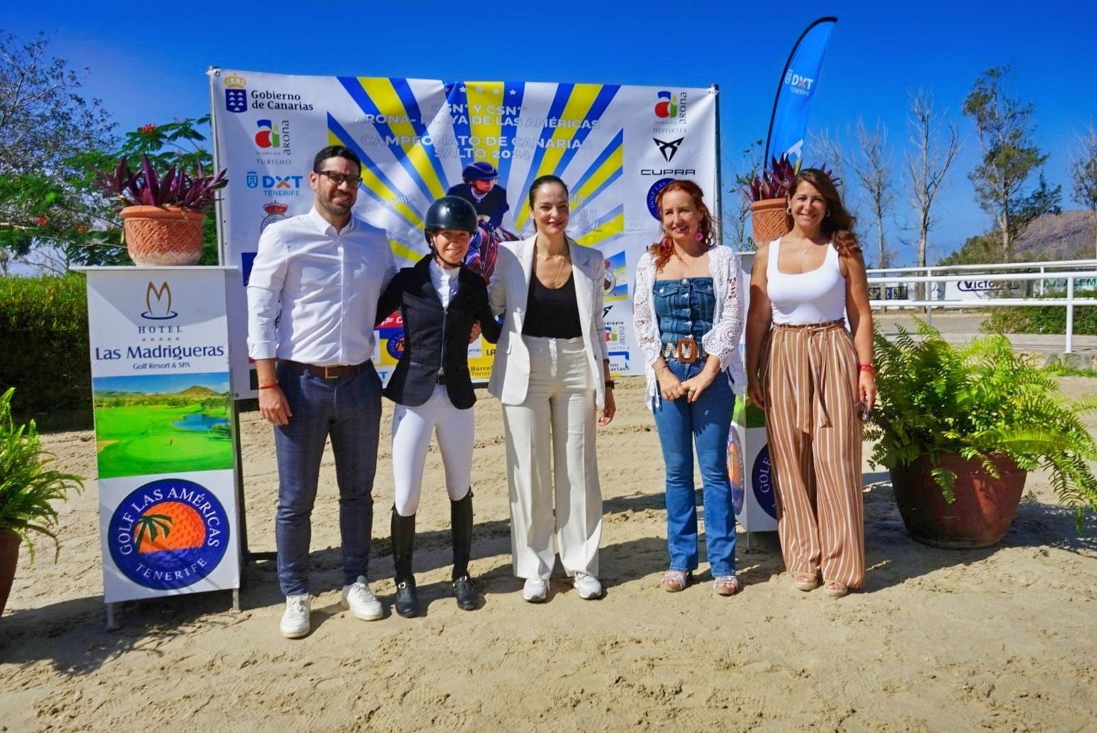 El Centro Hípico del Sur acoge la celebración del Campeonato de Canarias de Salto de Obstáculos y Concurso Nacional de Salto en Arona – Playa de las Américas.

En la mañana de este miércoles, 31 de julio, se presentó ante los medios la próxima celebración del Campeonato de Canarias de Salto de Obstáculos, que tendrá lugar del 2 al 4 de agosto, y del Concurso Nacional de Salto de categoría dos estrellas Arona – Playa de las Américas, programado para los días 9, 10 y 11 de agosto. Ambos eventos se realizarán en las prestigiosas instalaciones del Centro Hípico del Sur, ubicadas en el municipio de Arona.

Estos encuentros deportivos representan una oportunidad única para disfrutar del talento y la destreza de jinetes y amazonas procedentes de diferentes puntos geográficos, quienes competirán en un entorno de alto nivel. La presidenta de la Federación Canaria de Hípica, Noemí Carreras, ha expresado su profundo orgullo y compromiso por poder llevar a cabo un evento de esta magnitud en nuestras Islas, destacando el valor que tiene para la promoción del deporte ecuestre en Canarias este tipo de iniciativas que impulsamos desde la Federación.

Estamos encantados de poder recibir a deportistas de distintas regiones y brindarles un espacio excelente para demostrar sus habilidades en una competición de alto nivel.