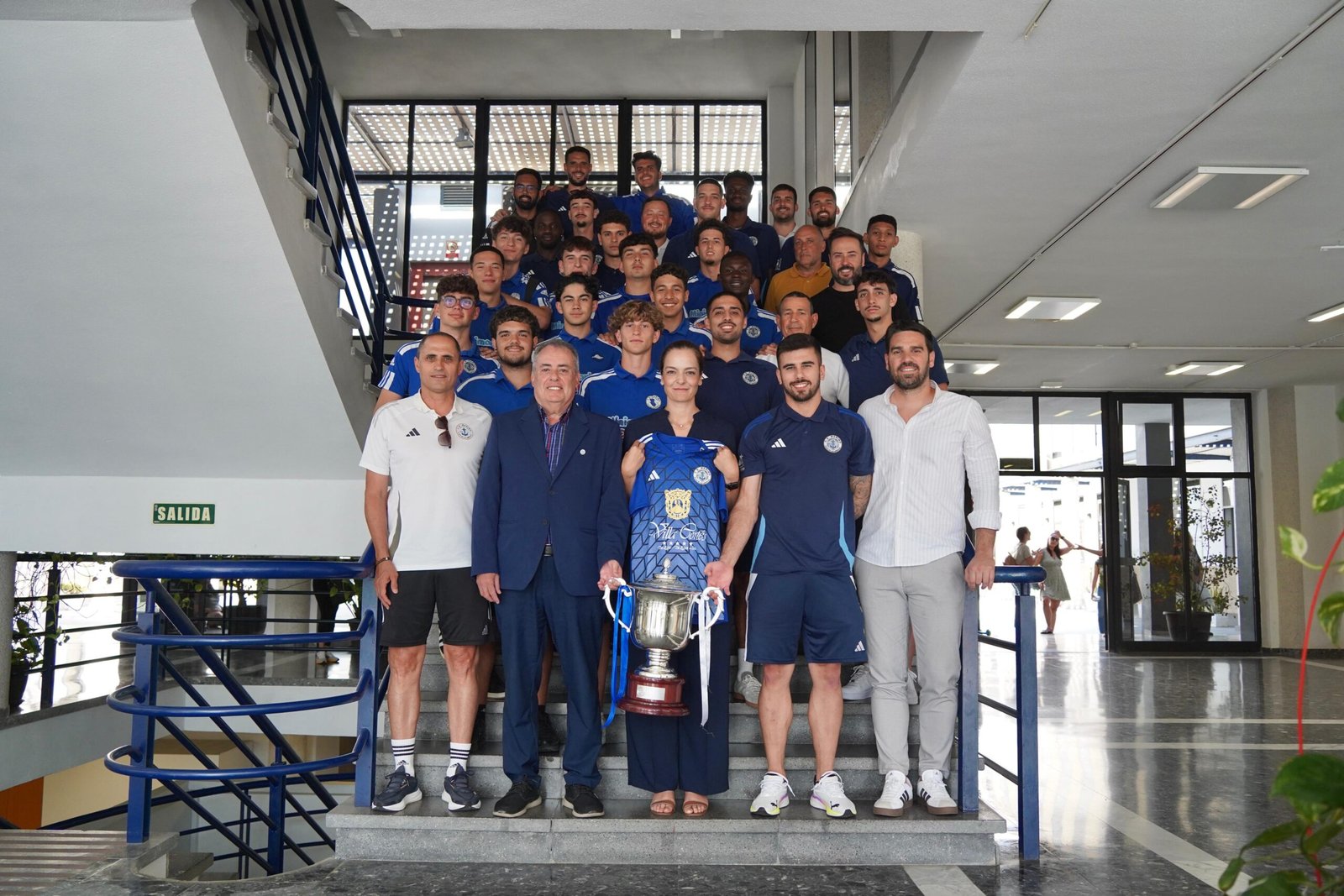 El Club Deportivo Marino es recibido por el Ayuntamiento de Arona por la conquista de la Copa Heliodoro Rodríguez López. También se reconoce al equipo juvenil masculino por su ascenso a la categoría nacional.

El Ayuntamiento de Arona, a través de su Patronato de Deportes, celebró una recepción oficial al Club Deportivo Marino para reconocer su excelente temporada. El evento tuvo lugar en el Centro Cultural de Los Cristianos y contó con la presencia de la alcaldesa de Arona, Fátima Lemes, y el concejal de Deportes, Luis Sierra. Durante la recepción, se entregó al club una placa conmemorativa por su triunfo en la Copa Heliodoro.

Además de los logros deportivos, se destacó el papel del C.D. Marino en la formación deportiva de los jóvenes de Los Cristianos. La alcaldesa señaló el orgullo de contar con un equipo como el Marino, que es cantera del deporte canario. Por su parte, el concejal de Deportes resaltó la importancia del apoyo al deporte municipal y el papel del Marino en la tradición y proyección deportiva de Los Cristianos.

Con esta recepción, el Ayuntamiento de Arona reafirma su compromiso con el deporte como eje del desarrollo social y agradece al C.D. Marino por su contribución al fútbol canario.