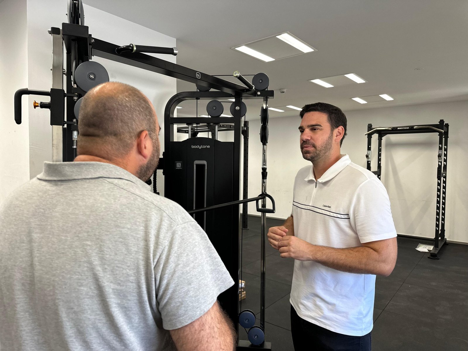 Arona moderniza sus instalaciones deportivas con nuevo equipamiento de entrenamiento de altas prestaciones.

El nuevo material se encuentra en el Pabellón Municipal de Deportes de Valle San Lorenzo, el Centro Deportivo Jesús Domínguez ‘Grillo’ de Los Cristianos y el Pabellón Municipal de Deportes de El Fraile.

El Patronato de Deportes del Ayuntamiento de Arona ha adquirido material de entrenamiento para equipar tres importantes instalaciones deportivas del municipio. Este esfuerzo se enmarca en el desarrollo de mejoras de las instalaciones deportivas municipales que el Ayuntamiento de Arona está llevando a cabo con el objetivo de mejorar y modernizar las infraestructuras deportivas, dotándolos de nuevo equipamiento de alta calidad.

Las instalaciones que se beneficiarán de esta inversión son el Pabellón Municipal de Deportes del Valle de San Lorenzo, el Centro Deportivo Jesús Domínguez Grillo de Los Cristianos y el Pabellón Municipal de Deportes de El Fraile.

Este equipamiento comprende maquinaria que permite el trabajo especializado para el desarrollo de la preparación física como soporte de la actividad de los deportistas pertenecientes a los clubes municipales.