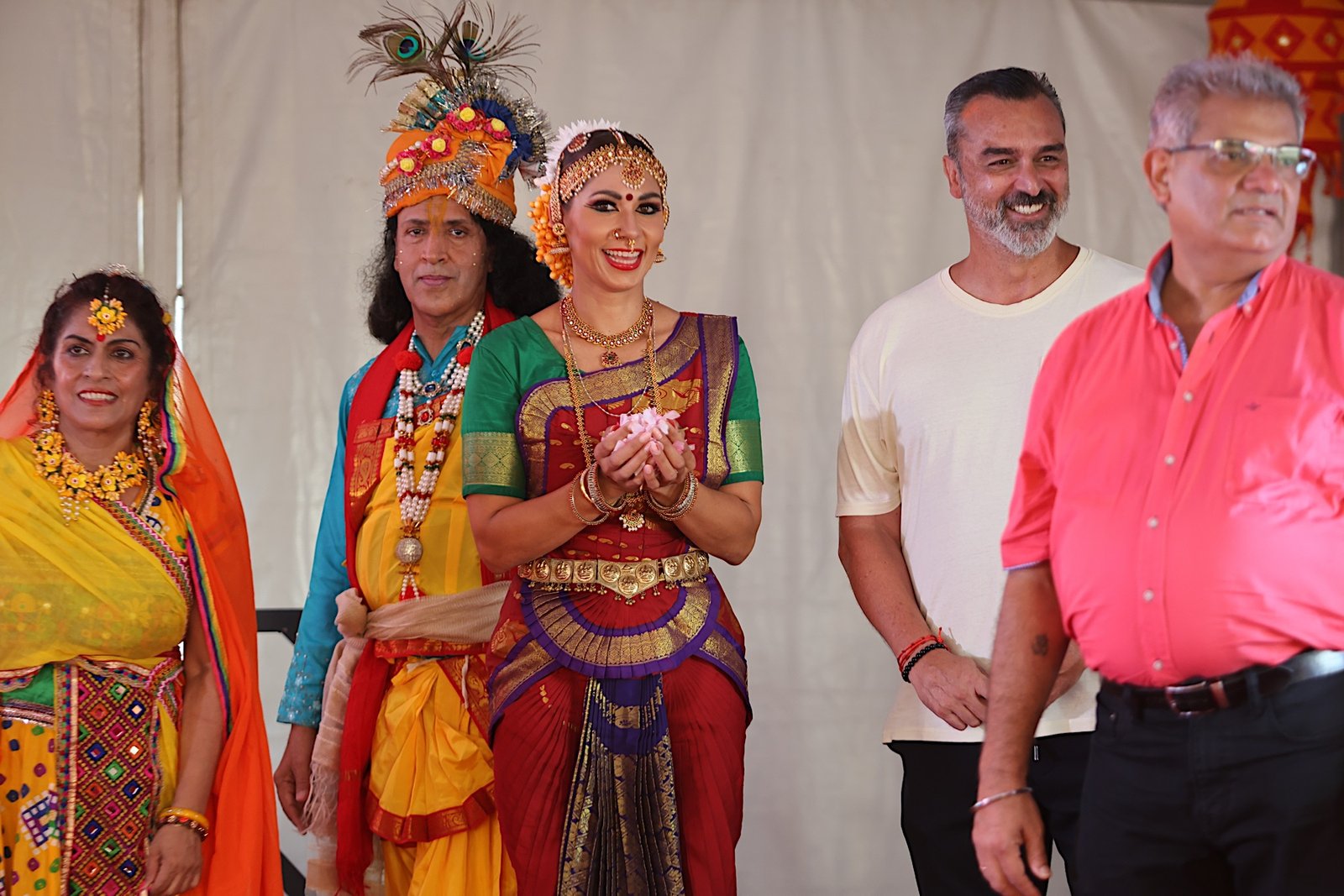 Playa de las Américas se transforma con el Ratha Yatra 2024
El Festival de la India y el Arona Yogafest congregan a la comunidad hindú de la Comarca Sur, así como a numerosos vecinos y visitantes. Playa de Las Américas conmemoró las festividades del Ratha Yatra con dos jornadas en las que el enclave turístico aronero se llenó de colores, sabores, aromas y meditación. La iniciativa, impulsada por el Ayuntamiento de Arona, a través del Patronato de Turismo que preside Dácil León, junto a ISKCON Tenerife, cumplió su décimo tercera edición como Festival de la India y la séptima del Arona Yogafest.
Como representante municipal estuvo presente en la inauguración el concejal de Patrimonio Histórico y Urbanismo del Ayuntamiento de Arona, Luis García; mientras que Devi Pereyra, concejala de Recursos Humanos, estuvo presente en el ‘Pooja de los cocos’ y la procesión. El festival fue seguido por la numerosa comunidad hindú residente en la Comarca Sur, así como por vecinos y visitantes. Es precisamente el enfoque turístico uno de los aspectos más relevantes del ‘Ratha Yatra’, puesto que su ubicación en la zona de la ‘Mila de Oro’ de Playa de Las Américas y la diversidad de la oferta de actividades hacen que genere un atractivo turístico para los visitantes que se encuentran en pleno corazón de Arona con un ‘pedacito’ de la India.
El nombre ‘Ratha Yatra’ está compuesto por dos palabras del idioma sánscrito: ‘Ratha’, que significa carroza, y ‘Yatra’, que significa peregrinaje o procesión. De esta manera Ratha Yatra describe una procesión de carrozas. El acto principal, sobre el que giran las demás actividades, fue la adoración al carro de las Divinidades. En la carroza principal, las imágenes de Jagannatha, Balarama y Subhadra, las tres deidades principales de la festividad. Se combinan los colores rojo y negro, amarillo y azul, con brillantes, siguiendo un patrón exacto que se transmite de generación a generación.
A continuación, tuvo lugar el denominado ‘Pooja de los cocos’ –una ceremonia de fuego para disipar las energías negativas- y, posteriormente, la tradicional procesión que partió de la calle Luis Díaz de Losada, Avenida de las Américas y regresó por el mismo recorrido.
El Ratha Yatra Arona 2024 se inició con una muestra de artesanía, moda, literatura, gastronomía, belleza, salud y aromas; y la proyección de la película ‘Reconexión’, de Maksim Varfolomeev y Olga Avramenko. El ‘Bhakti Devi Bhajans’, cantos devocionales tradicionales que se acompañan de instrumentos clásicos como el harmonio, la mridanga y los karatalas se desarrolló seguidamente, justo antes del encendido de la Lámpara Ceremonial que marcó la inauguración oficial. La primera jornada finalizó con danza tradicional clásica, la charla de SS Bhakti Charudesna Swami, líder espiritual de ISKCON, y luego con danza y cánticos de mantras.
El VII Arona Yogafest se llevó a cabo el domingo con la participación de varios centros que practicaron técnicas de respiración, movimiento, exploración emocional, confianza en uno mismo, yoga del útero e introducción al masaje Thai-Yoga en parejas.