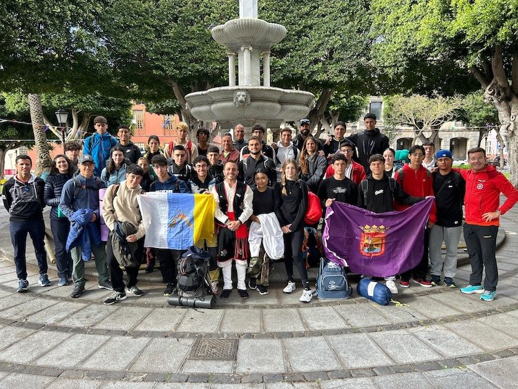 50 estudiantes de secundaria suben al Teide con proyecto educativo de senderismo