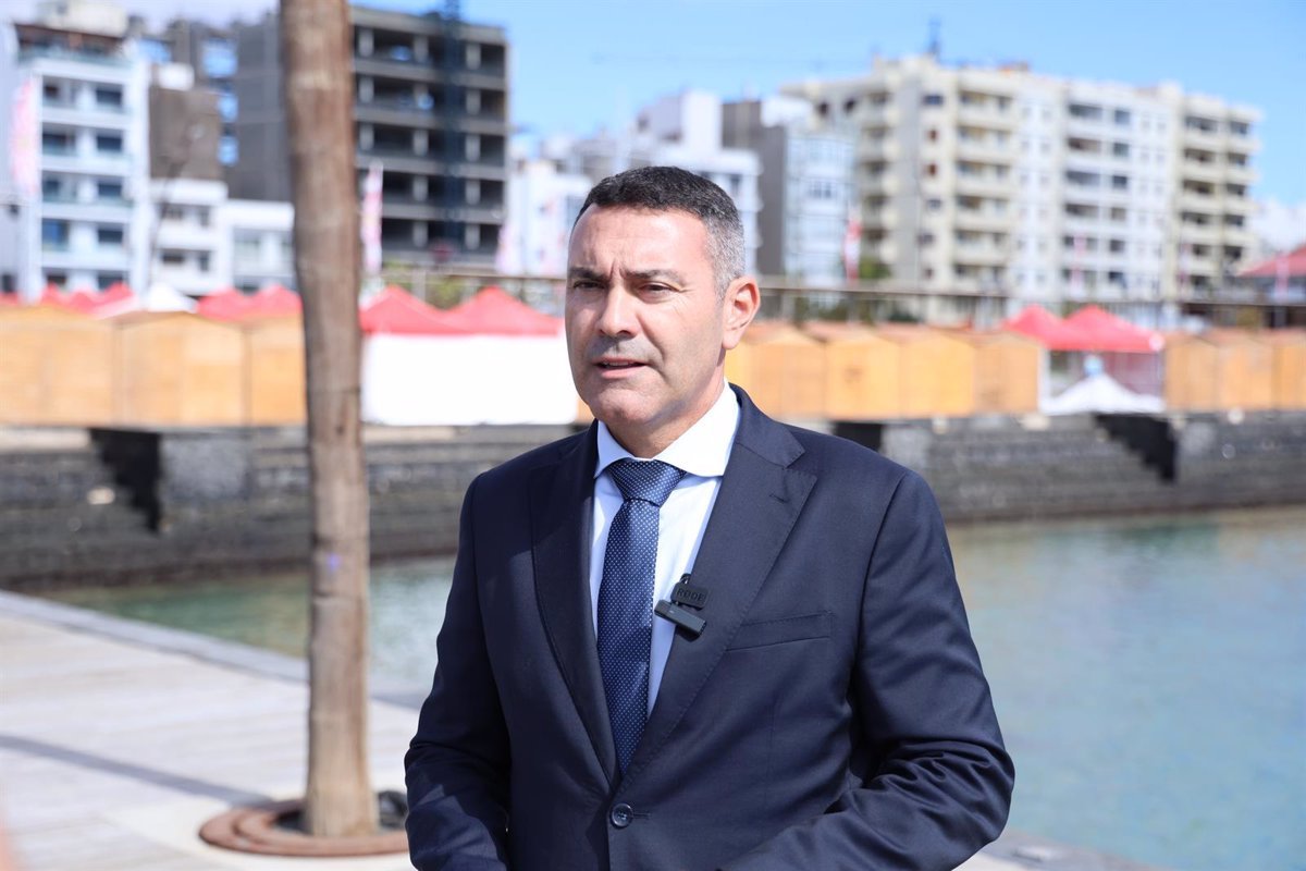 Betancort critica el incumplimiento del Estado en aumento de agentes de Policía en Lanzarote.