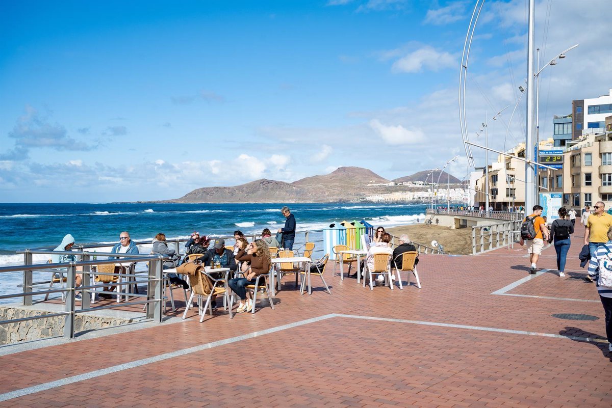 Detenido joven por intento de robo y agresión a vendedor en Las Canteras, Gran Canaria