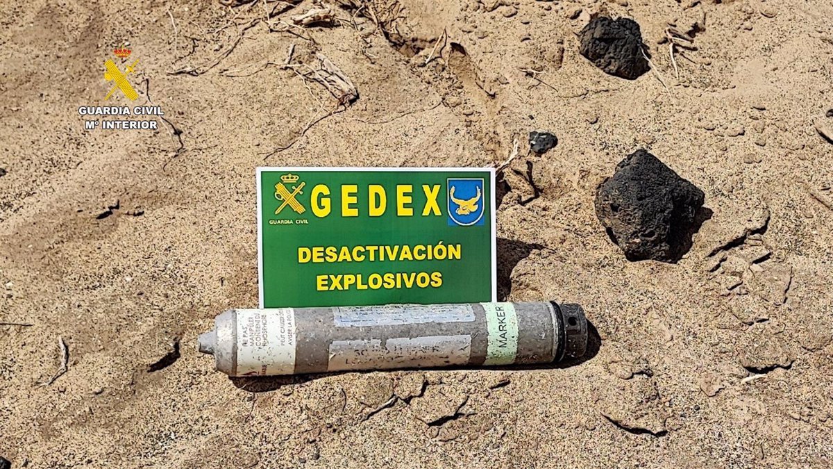 Los TEDAX desactivan una bengala de señalización marítima en la Playa de San Juan.