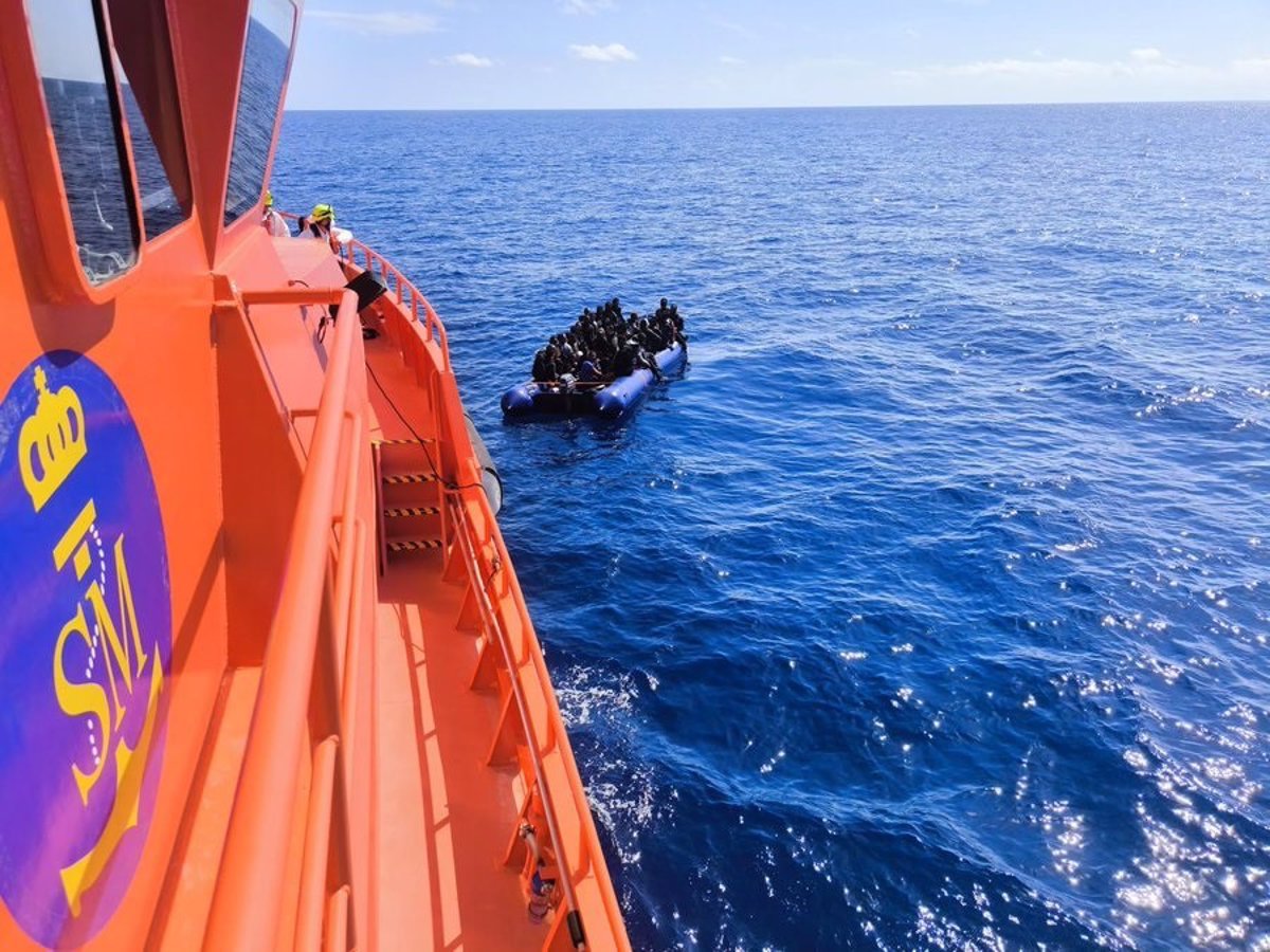 Rescatan 90 personas de dos neumáticas cerca de Lanzarote