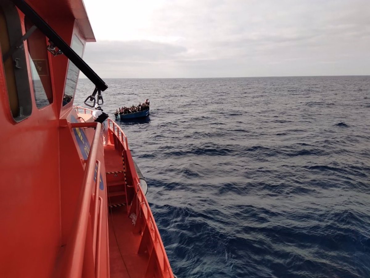 Rescate de 65 migrantes a bordo de una patera hacia Lanzarote