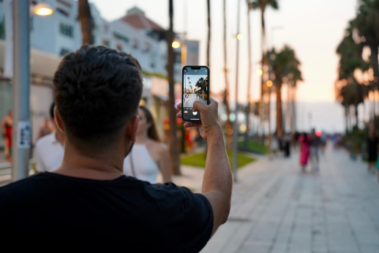 Se busca el ‘rincón favorito’ de Arona
El Ayuntamiento de Arona, a través de su Patronato de Turismo, presenta el certamen ‘Mi rincón favorito de Arona’, que invita a la ciudadanía a subir fotografías del municipio a la red social Instagram.
El Ayuntamiento de Arona a través de su Patronato de Turismo presenta ‘Mi rincón favorito de Arona’, un certamen en la red social Instagram que invita a la población a subir fotografías de la localidad para mostrar y descubrir lo más destacado del entorno: su paisaje favorito, un bucólico atardecer, un parque lleno de actividad, un rincón poco conocido, su plato preferido de la gastronomía típica o la plaza más representativa en pleno ajetreo, entre otras ideas. El certamen tendrá carácter propio, pero además las obras a concurso competirán, junto a las fotografías de todo el país, por los premios nacionales de ‘Mi rincón favorito’, que buscan reconocer las mejores imágenes de toda la geografía española.
El objeto de la convocatoria es el estímulo de la ciudadanía de su capacidad creativa en el terreno de la fotografía digital a la vez que se busca generar contenido enriquecedor en las redes sociales a través de un uso responsable y con finalidad cultural. Además, el certamen cumple un objetivo de promoción turística, haciendo que sean los propios usuarios los que muestren los aspectos que ellos mismos consideren más relevantes de la localidad, y aprovechando la viralidad de la comunicación a través de las redes sociales.
Para participar bastará con tomar una instantánea con un teléfono móvil (aunque se aceptan imágenes tomadas con cualquier dispositivo), subirla a la red social Instagram con los hashtags del certamen (#mirinconfavorito y #mirinconfavoritodearona) y rellenar, tantas veces como fotos presenten, el siguiente formulario de inscripción (enlace al formulario), donde también se pueden consultar las bases. El texto de la descripción de la imagen formará parte de la obra y puede ser tenido en cuenta por el jurado a la hora de elegir a los trabajos ganadores. El formato y la extensión de dicho texto es libre y se permite la inclusión de emoticonos. Podrán participar todas las personas que lo deseen sin importar edad o lugar de nacimiento. El único requisito es que la obra presentada esté realizada en la localidad o haga referencia a la misma.
El certamen contará con dos premios: un primer premio dotado con 200 euros y un segundo dotado con 100 euros. La obra ganadora del primer premio será impresa en diversos materiales promocionales (postales, pegatinas y pósteres) que la reconocerán como el trabajo ganador del concurso.
Pero, además, la fotografía ganadora optará a los galardones nacionales del proyecto ‘Mi rincón favorito’:
1º premio: 500 euros
2º premio: 400 euros
3º premio: 300 euros
4º premio: 200 euros
5º premio: 100 euros
10 premios accésit de 50 euros.
Este palmarés nacional corresponde a la parte del concurso en el que participan las fotografías de todo el país, eligiendo a representantes por cada comunidad autónoma; en donde la fotografía ganadora de Localidad se asegura un puesto en representación de Comunidad Autónoma por competir por estos galardones finales. Es posible consultar el palmarés completo de 2023 en nuestra web, en el que una foto de Luarca (Asturias) consiguió el primer premio.
El plazo para inscribir obras en el concurso ‘Mi rincón favorito de Arona’ estará abierto hasta el día 10 de septiembre incluido. Los premios a nivel local se darán a conocer el 16 de septiembre y a los ganadores nacionales se publicarán el 27 de septiembre, coincidiendo con el Día Mundial del Turismo.
La iniciativa ‘Mi rincón favorito’ cumple en el 2024 su cuarto año de recorrido a nivel nacional. En sus tres primeras ediciones se reunieron 70 concursos locales y se presentaron más de 8,000 imágenes para el concurso.