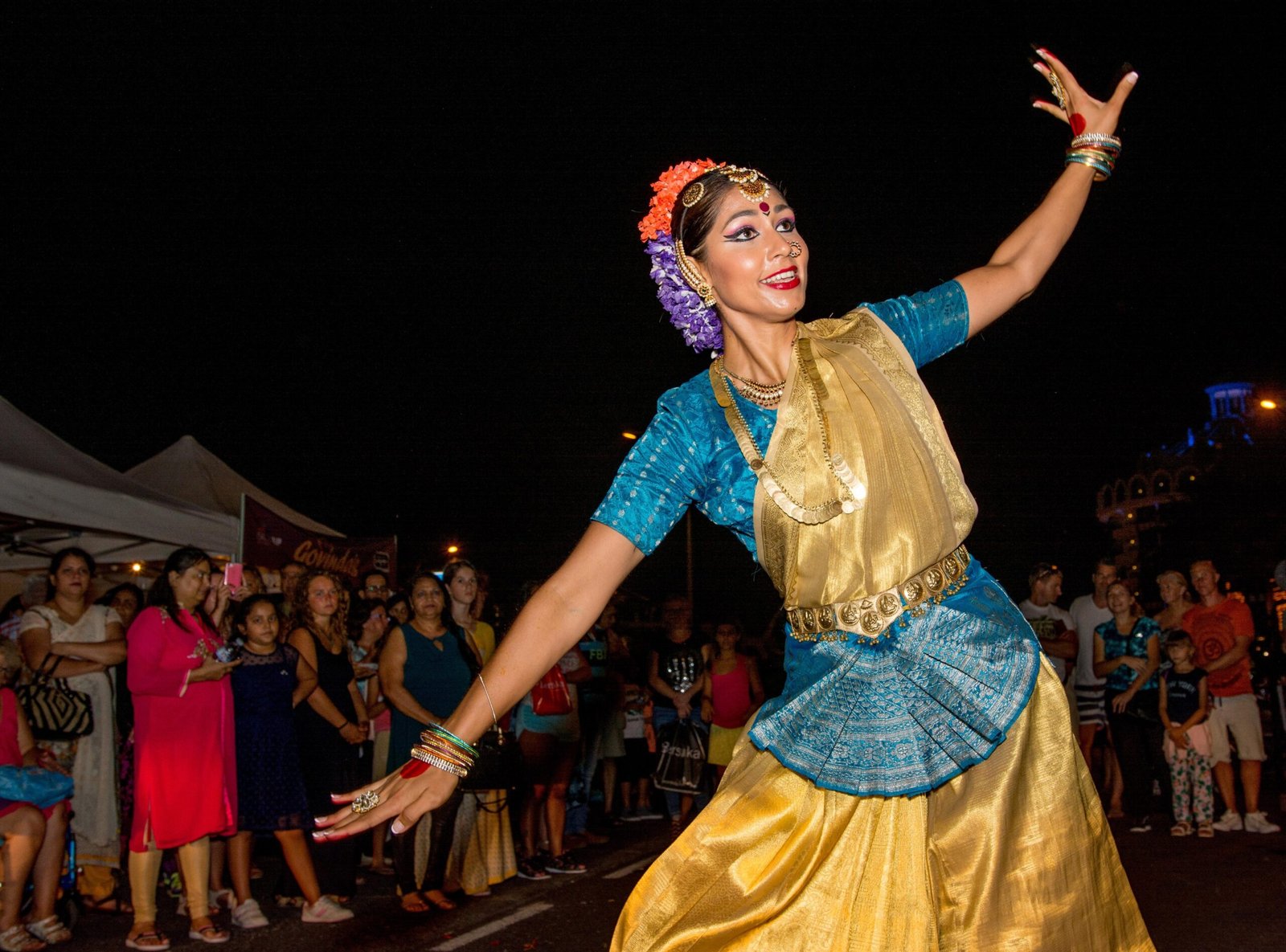 El Ratha Yatra llenará Arona de los colores, sabores y aromas de la India

Todas las actividades previstas para este fin de semana tendrán lugar en el Paseo Francisco Andrade Fumero de Playa de Las Américas.

El Ayuntamiento de Arona, a través del Patronato de Turismo que preside Dácil León, junto a ISKCON Tenerife, llevarán a cabo este fin de semana la décimo tercera edición del Festival de la India y la séptima edición del Arona Yogafest, que tendrán como colofón final la celebración del Ratha Yatra. Se trata de una de las citas más relevantes en el mundo y de las más esperadas por la comunidad hindú, en la que residentes y turistas podrán disfrutar de un amplio programa de actividades el sábado 20 y el domingo 21 en el marco de Playa de las Américas.

El XIII Festival de la India comenzará este sábado a las 15:00 horas con la apertura de la muestra que tendrá artesanía, moda, literatura, gastronomía, belleza, salud y aromas. En este marco, a las 17:00 horas se proyectará la película ‘Reconexión’, de Maksim Varfolomeev y Olga Avramenko, una cinta sobre el pueblo indio de los 5.000 templos que ha cosechado numerosos premios en los 25 festivales internacionales en los que ha participado.

A las 18:30 horas tendrá lugar Bhakti Devi Bhajans, cantos devocionales tradicionales que se acompañan de instrumentos clásicos como el harmonio, la mridanga y los karatalas.

El encendido de la Lámpara Ceremonial marcará la inauguración oficial en el que estarán presentes autoridades y representantes de la comunidad hindú.

A partir de las 20:00 horas llegará la danza tradicional clásica y a las 20:55 horas la charla impartida por SS Bhakti Charudesna Swami, maestro y líder espiritual de ISKCON. La noche continuará con danza y cantos mantras.

El domingo tendrá lugar el VII Arona Yogafest, de 10:30 horas a las 18:40 horas, en una jornada en la que se invitará, por parte de varios centros, a una práctica de respiración, movimiento, exploración del mundo emocional, la confianza en uno mismo, así como de yoga del útero y una introducción al masaje Thai-Yoga en parejas.

El momento más especial llegará a partir de las 19:30 horas con la celebración de Ratha Yatra, comenzando por la subida al carro de las Divinidades y adoración. A continuación, tendrá lugar el Pooja de los cocos y la procesión que partirá de la calle Luis Díaz de Losada, Avenida de las Américas y regreso por el recorrido anterior.