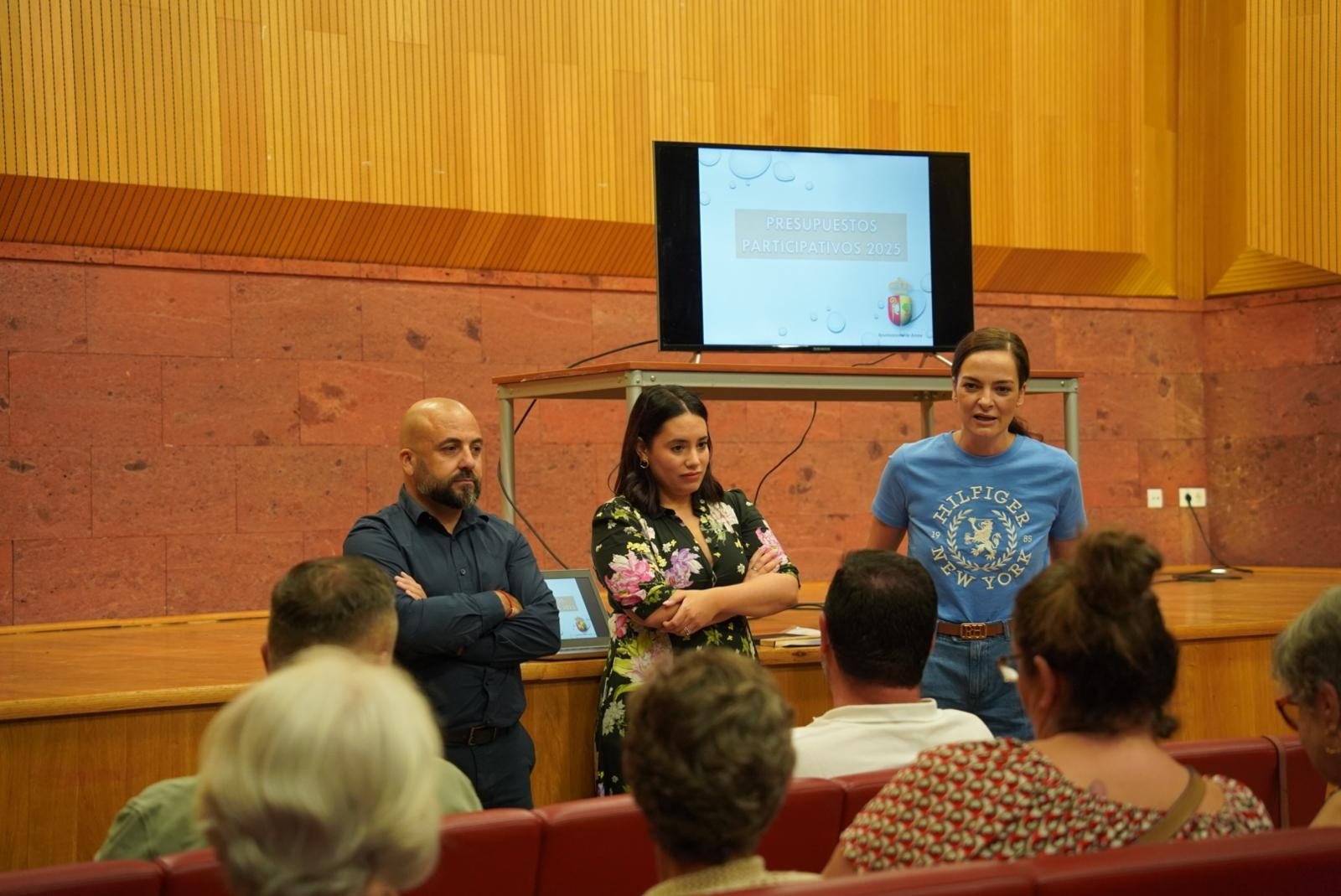 El registro y la participación en este proceso serán totalmente gratuitos y se llevarán a cabo de forma transparente y accesible para todos los ciudadanos.

La alcaldesa de Arona ha destacado la importancia de esta iniciativa que busca fomentar la participación ciudadana en la toma de decisiones municipales y dar voz a los vecinos en la elaboración del presupuesto, priorizando las necesidades reales de la ciudadanía. Con esta medida, el Ayuntamiento de Arona pretende fortalecer la democracia participativa y la transparencia en la gestión municipal, promoviendo la implicación activa de los ciudadanos en la vida política y social del municipio.

El periodo de presentación de propuestas ciudadanas estará abierto hasta el próximo mes de septiembre, momento en el que se procederá a la votación de las mismas. Una vez recopiladas todas las propuestas y valoradas por los técnicos municipales, se seleccionarán aquellas que sean viables y más beneficiosas para la comunidad, las cuales serán incluidas en el presupuesto municipal del próximo año.