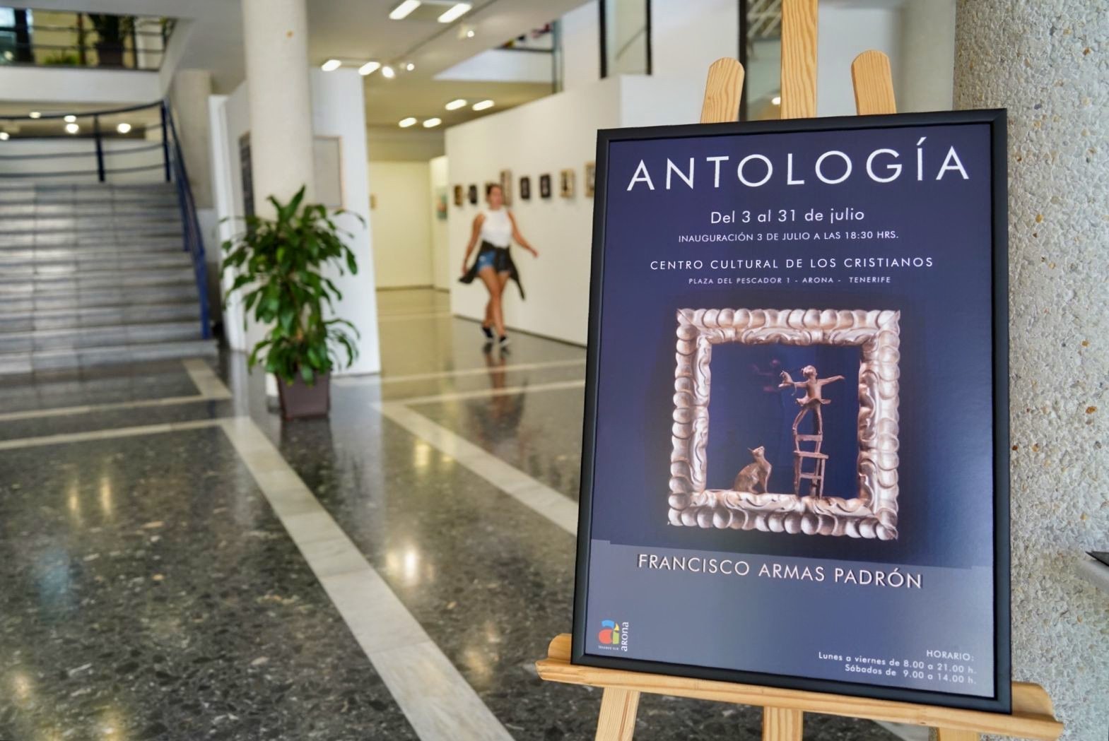 Francisco Armas Padrón revela obras nunca antes vistas que muestran su evolución personal y artística
  
  El artista nacido en Caracas presenta su ‘Antología’ en el Centro Cultural de Los Cristianos.
  
  El Centro Cultural de Los Cristianos se llena de color y formas, cuadros y esculturas de Francisco Armas Padrón, artista nacido en Caracas de descendientes herreños. ‘Antología’ es una recopilación de algunas de las obras más significativas de la trayectoria de Armas Padrón, dividida en dos bloques hermanos: por un lado, ‘Cronológico’, compuesto por obras realizadas en dos etapas diferenciadas (1990 a 2002 y 2014 a 2024) separadas por 12 años en los que detuvo su producción artística debido a la necesidad de poner en orden aspectos vitales. 

Por otro lado, ‘Contraposición’, compuesto por la relación y el diálogo entre obras realizadas en ambas etapas en las que se aprecia un cambio de perspectiva sobre un mismo tema, idea, concepto o símbolo: la infancia, la maternidad, la relación con el mundo, la relación entre luz y oscuridad… Aunque la temática de cada una de las series es diversa: el cine, la música, la literatura, la locura, el autoconocimiento, etc., el deseo de obtener respuestas está presente en todas ellas.

La exposición ‘Antología’ está abierta al público en el Centro Cultural de Los Cristianos del 3 al 31 de julio, en horario de lunes a viernes de 8:00 a 21:00 horas; y los sábados, de 9:00 a 14:00 horas.

Armas Padrón destaca que «el arte siempre me ha supuesto un medio de desahogo y de aprendizaje, de búsqueda y de comprensión, de expresión de los interrogantes y cuestionamientos que me han acompañado a lo largo de mi vida. El arte es un mapa que me permite transitarme. El propósito de esta exposición es cerrar un círculo dignificando obras nunca antes expuestas que forman parte de mí tanto como las más reconocidas o las que duermen cada noche en una plaza pública.