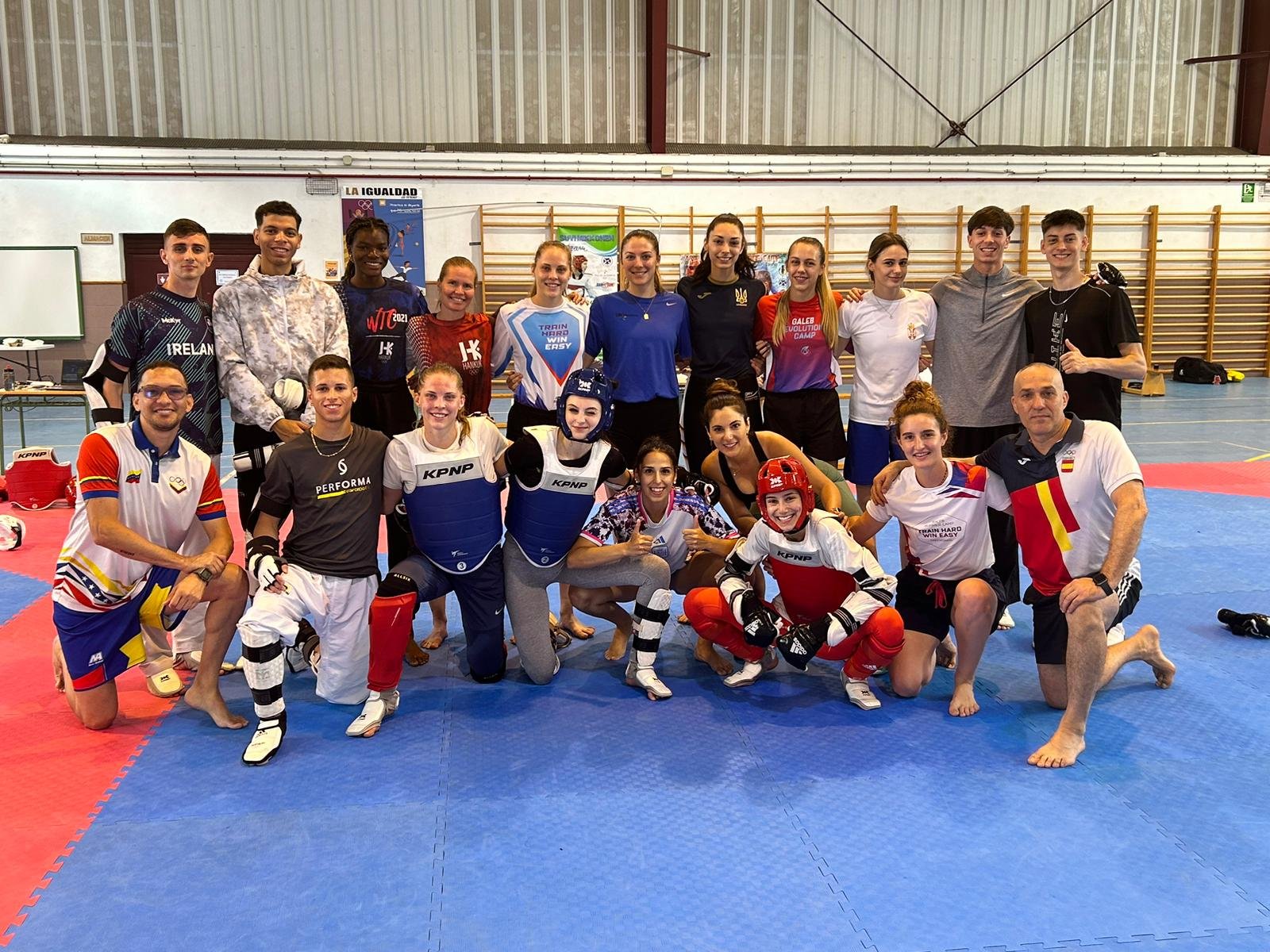 El Pabellón Ichasagua de Los Cristianos acoge un ‘Training Camp’ de Taekwondo con la participación de varios deportistas olímpicos

En las sesiones de preparación se encuentran presentes la española Adriana Cerezo, la húngara Viviana Marton, el irlandés Jack Woolley, el venezolano Yohandri Granado y el serbio Lev Kornev.

El Pabellón Ichasagua de Los Cristianos está siendo el escenario de un ‘Training Camp’ de Taekwondo que se está llevando a cabo en estos momentos. Este evento reúne a destacados atletas olímpicos y entrenadores de renombre internacional, quienes están utilizando el municipio de Arona como su último campus preparatorio antes de competir en los esperados Juegos Olímpicos de París 2024.

Entre los atletas olímpicos que participan en el campamento destacan: Adriana Cerezo (España), joven promesa y medallista en competiciones internacionales. Viviana Marton (Hungría), reconocida por su técnica y logros en el ámbito europeo. Jack Woolley (Irlanda), uno de los taekwondistas más destacados de Irlanda. Yohandri Granado (Venezuela), conocido por su habilidad y velocidad en el tatami. Lev Kornev (Serbia), un competidor con un impresionante récord en campeonatos mundiales.

El campamento cuenta con la dirección técnica de entrenadores de prestigio mundial como: Jesús Ramal (España), referente del Taekwondo español y mentor de varios campeones. Suvi Mikkonen (Hungría), entrenadora con amplia experiencia en el circuito internacional. Dragan Jovic (Serbia), estratega serbio reconocido por su contribución al desarrollo del deporte en su país y el seleccionador de Venezuela, Mario Leal. El grupo entrenará en las instalaciones deportivas del 24 de junio al 4 de julio, momento en que se trasladarán a París.

La alcaldesa de Arona, Fátima Lemes, se congratuló de que «deportistas y entrenadores, en este caso de taekwondo, realicen en nuestro municipio la preparación de grandes competiciones como los Juegos Olímpicos o Mundiales. Además, nuestros jóvenes también tienen la oportunidad de aprender de los mejores deportistas, por lo que tener a estas figuras mundiales en Arona es beneficioso para todos».

Este evento está siendo una experiencia única tanto para los participantes como para los jóvenes deportistas del club local Samguk Tenerife que dirige el maestro Leopoldo García, proporcionando una oportunidad invaluable de ver en acción a algunos de los mejores deportistas del mundo y aprender de sus técnicas y estrategias.