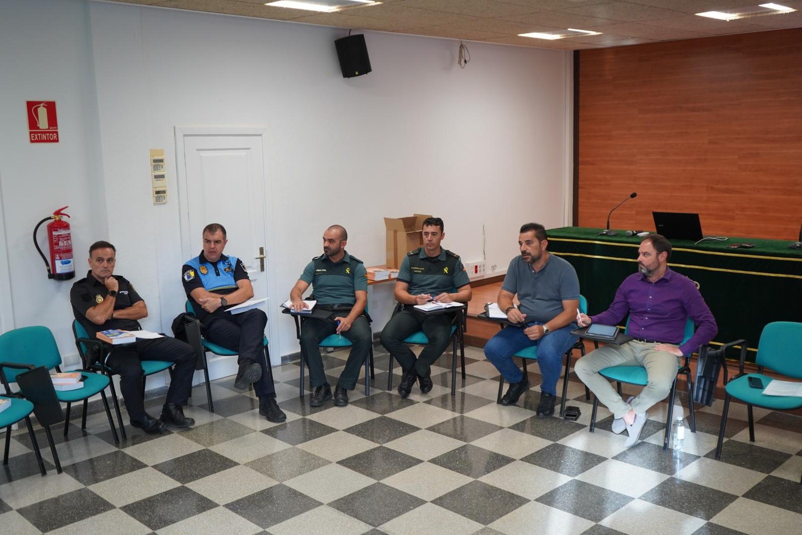 La Comisión de Seguridad Escolar de Arona hace balance del curso 23-24 y valora propuestas de mejora para el próximo año académico

Los concejales de Educación y Seguridad, Héctor Reyes y Alexis Gómez, se reúnen con representantes de las Fuerzas y Cuerpos de Seguridad; la dirección de los Centros Educativos de Secundaria, así como el equipo técnico de las áreas municipales de Servicios Sociales y Educación.

El Ayuntamiento de Arona ha celebrado la reunión de coordinación y seguimiento de la Comisión de Seguridad Escolar, convocada desde la Concejalía de Educación como responsable del Plan Municipal de Adicciones, para dar respuesta a los objetivos marcados dentro del Plan Director para la Convivencia y Mejora de la Seguridad en los Centros Educativos y sus Entornos y para valorar las solicitudes demandadas al comienzo del curso escolar 2023-2024.

El concejal de Educación, Héctor Reyes, acompañado del concejal de Seguridad, Alexis Gómez, lideró la Comisión de Seguridad Escolar, en la que participaron representantes de las Fuerzas y Cuerpos de Seguridad (Policía Nacional, Guardia Civil, Policía Local); las directoras y directores de los Centros Educativos de Secundaria, así como el equipo técnico de las áreas municipales del Patronato de Servicios Sociales y la Concejalía de Educación.

La sesión de la Comisión de Seguridad Escolar tuvo como objetivo valorar las propuestas de mejora y establecer líneas de coordinación y planificación de las acciones a desarrollar para favorecer el funcionamiento y generar confianza en la comunidad educativa.

Los representantes del ámbito educativo destacaron el papel fundamental de apoyo de las Fuerzas y Cuerpos de Seguridad a diario y en momentos puntuales, ya que la presencia policial siempre es una medida disuasoria ante cualquier conflicto.

Los representantes políticos acogieron las demandas solicitadas respecto a la seguridad en los entornos escolares y se comprometieron a colaborar para planificar conjuntamente las líneas de trabajo y coordinación para el nuevo curso escolar 2024-2025.