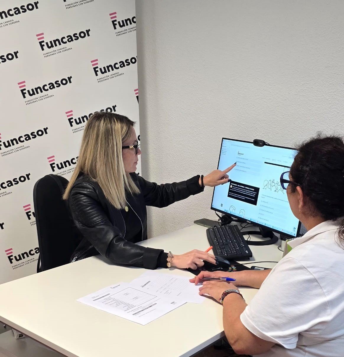 El Cabildo impulsa la inserción laboral de personas con sordera y sus familias mediante AVANZA.