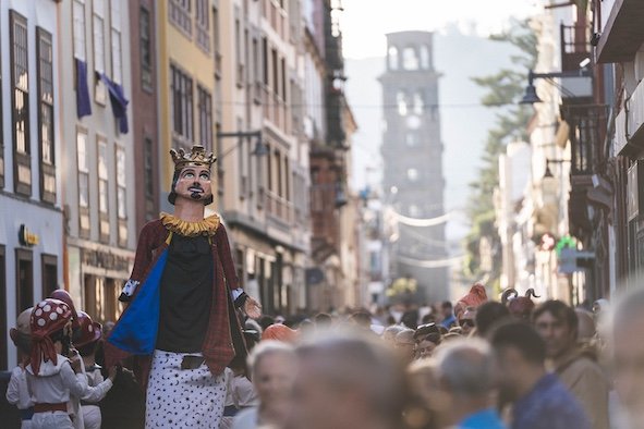 El desfile ‘Diablos y Tarasca’ une simbolismo y tradición en La Laguna