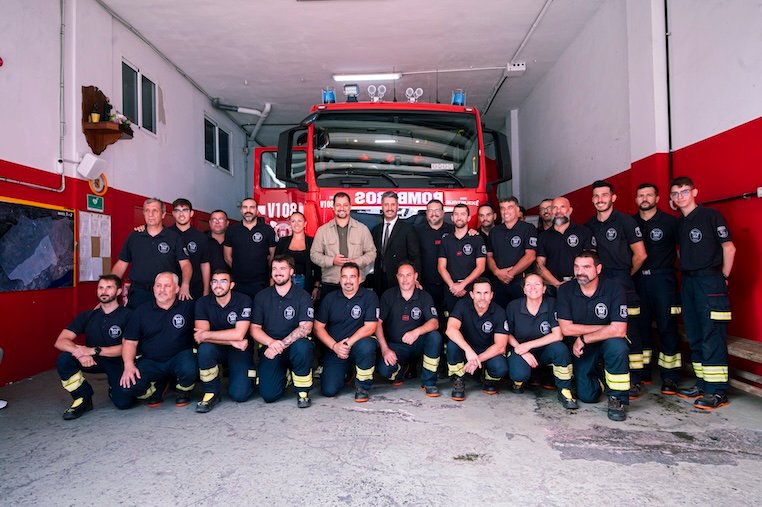 Entrega de nuevo vehículo contra incendios a Bomberos Voluntarios