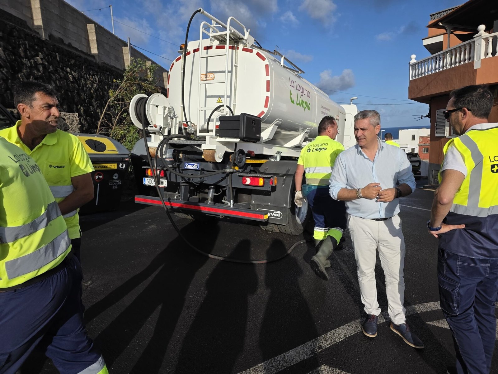La Laguna activa plan de limpieza en la costa para el verano.