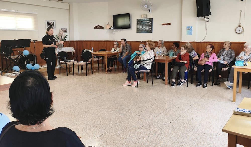 La Laguna amplía charlas policiales sobre seguridad para personas mayores