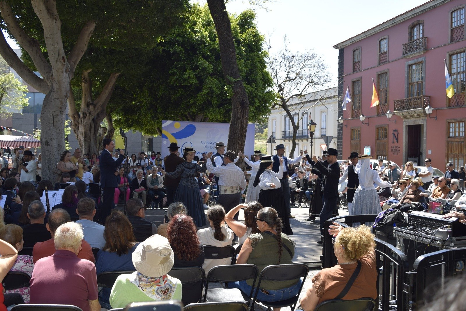 La danza, el folclore y los deportes autóctonos en el Día de Canarias en La Laguna