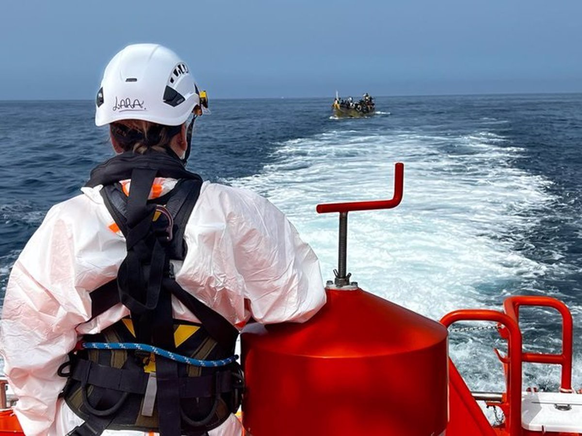 Rescatadas 44 personas migrantes a bordo de una patera cerca de Lanzarote