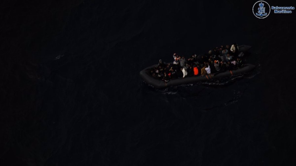 Rescatan una neumática con 41 inmigrantes cerca de Lanzarote