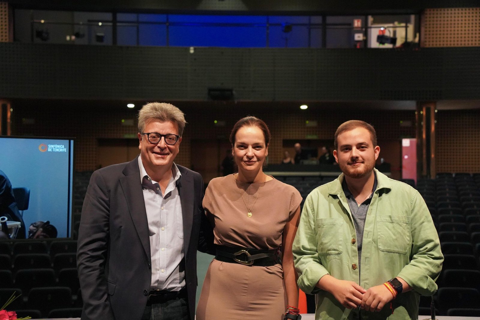 La Orquesta Sinfónica de Tenerife vuelve a Arona con un concierto extraordinario y el trompetista Adán Delgado como solista. La actuación tendrá lugar este sábado 5 de julio a las 19:30 horas en el Auditorio Infanta Leonor, bajo la dirección de José Luis López Antón.

La Sinfónica de Tenerife continúa su compromiso con la descentralización cultural y el acceso a la música sinfónica en toda la isla con un nuevo concierto extraordinario que se celebrará este sábado 5 de julio a las 19:30 horas en el Auditorio Infanta Leonor de Arona. La formación principal de la orquesta, dirigida por el maestro José Luis López Antón, contará con la participación como solista del trompetista Adán Delgado, natural de Tenerife y actual solista de la Orquesta Nacional de España.

El repertorio de este concierto incluye la obertura «Los esclavos felices» de Juan Crisóstomo de Arriaga, el «Concierto para trompeta en mi mayor» de Johann Nepomuk Hummel y la «Sinfonía núm. 4 Italiana» de Felix Mendelssohn. El maestro José Luis López Antón dirigirá la orquesta, mientras que Adán Delgado, trompeta solista de la Orquesta Nacional de España, actuará como solista. Delgado, natural de Guía de Isora, se ha destacado en salas internacionales y colabora con orquestas de renombre.

El concierto promete ser una experiencia musical única en Arona, con la presencia de talentosos músicos y un repertorio variado que deleitará a todos los asistentes.