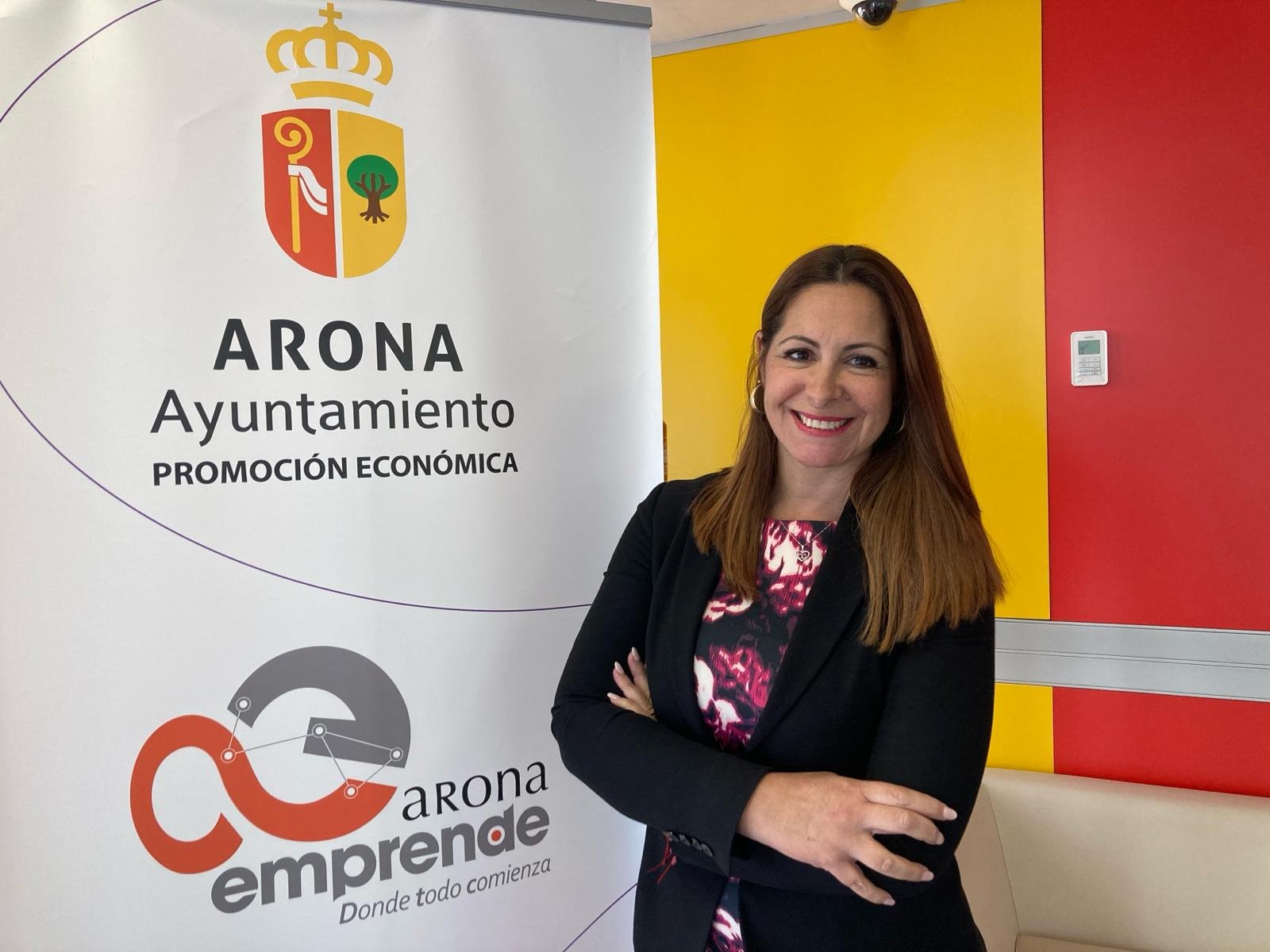 El convenio firmado entre el Ayuntamiento de Arona y MicroBank tiene como objetivo fomentar el autoempleo y el emprendimiento a través de microcréditos empresariales. Esta colaboración permitirá destinar un millón de euros para financiar proyectos empresariales en el municipio. 

Los microcréditos, con un máximo de 30.000 euros por solicitante, están dirigidos a iniciativas de autoempleo, microempresas de hasta diez trabajadores, autónomos y proyectos de emprendimiento. La alcaldesa de Arona, Fátima Lemes, destacó la importancia de impulsar la economía local y agradeció a MicroBank y CaixaBank por su compromiso social.

Por su parte, la concejala de Promoción Económica y Empleo, Dácil León, resaltó la relevancia de estos préstamos para fomentar la actividad productiva, la creación de empleo y el desarrollo personal y familiar, especialmente para aquellos con dificultades de acceso a la financiación tradicional. Los requisitos para acceder a esta financiación incluyen una facturación anual inferior a dos millones de euros y la presentación de un plan de empresa y un informe de viabilidad elaborado por el Ayuntamiento.

Estos microcréditos cuentan con un tipo de interés fijo y un plazo de amortización de 72 meses, con la opción de 6 meses de carencia. El criterio para obtener préstamos de MicroBank se basa en la confianza en la persona o equipo solicitante y la viabilidad del proyecto, permitiendo acceso sin garantías reales. La entidad se compromete a promover el autoempleo y dirigir solicitudes de financiación.