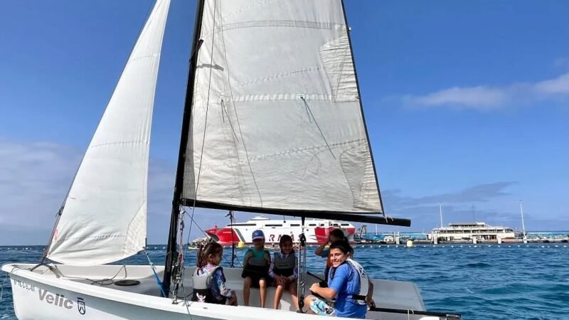 El Patronato de Deportes de Arona amplía su oferta de actividades para el verano 2025
El Ayuntamiento de Arona, a través del Patronato Municipal de Deportes, ha ampliado su programación deportiva para el verano con nuevas actividades para todas las edades. Se abren inscripciones a partir del miércoles 16 de julio para participar en propuestas que promueven el ocio activo y hábitos de vida saludables. Entre las novedades se encuentran el programa ‘Muévete Arona’, cursos de Pádel y Vóley Playa, y la ampliación de plazas para los cursillos de natación. Las actividades se desarrollan en todos los barrios del municipio, fomentando la actividad física y el bienestar. ¡No te quedes sin tu plaza!