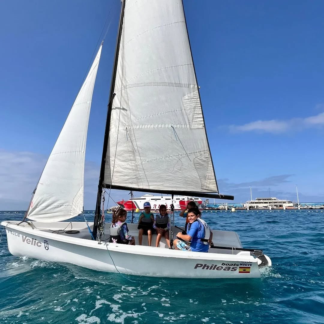 El Patronato de Deportes de Arona amplía su oferta de actividades para el verano 2025
El Ayuntamiento de Arona, a través del Patronato Municipal de Deportes, ha ampliado su programación deportiva para el verano con nuevas actividades para todas las edades. Se abren inscripciones a partir del miércoles 16 de julio para participar en propuestas que promueven el ocio activo y hábitos de vida saludables. Entre las novedades se encuentran el programa ‘Muévete Arona’, cursos de Pádel y Vóley Playa, y la ampliación de plazas para los cursillos de natación. Las actividades se desarrollan en todos los barrios del municipio, fomentando la actividad física y el bienestar. ¡No te quedes sin tu plaza!