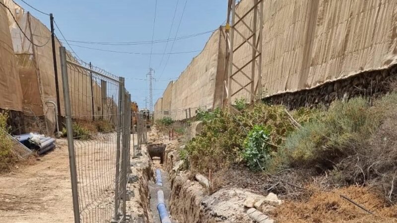 El objetivo es garantizar el suministro de agua y mejorar la presión en El Fraile, una zona que ha experimentado problemas de abastecimiento en el pasado. Esta obra de emergencia es parte de los esfuerzos del Ayuntamiento de Arona para mejorar la calidad de vida de sus ciudadanos y asegurar un servicio público esencial como es el agua potable.

 

El Ayuntamiento de Arona está realizando una obra de emergencia para mejorar el abastecimiento de agua en El Fraile. La actuación incluye la renovación de 2.820 metros de tubería para garantizar el servicio y mejorar la presión del agua en la zona. Actualmente, se está ejecutando la primera fase de la obra, que abarca 1.120 metros y se espera que esté en funcionamiento a mediados de agosto. Se están aplicando medidas para minimizar las molestias durante los trabajos y garantizar el suministro de agua en la zona.