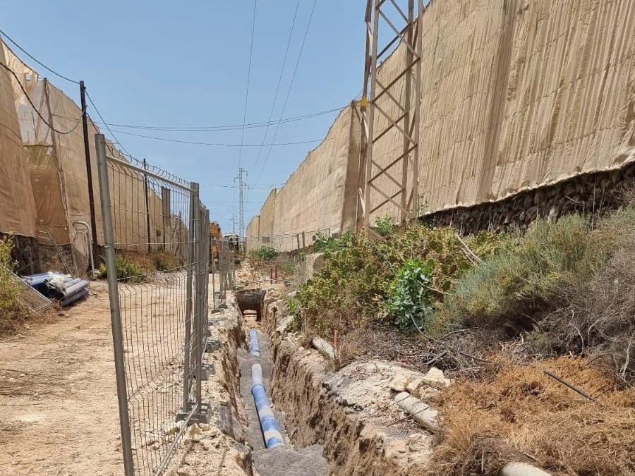El objetivo es garantizar el suministro de agua y mejorar la presión en El Fraile, una zona que ha experimentado problemas de abastecimiento en el pasado. Esta obra de emergencia es parte de los esfuerzos del Ayuntamiento de Arona para mejorar la calidad de vida de sus ciudadanos y asegurar un servicio público esencial como es el agua potable.

 

El Ayuntamiento de Arona está realizando una obra de emergencia para mejorar el abastecimiento de agua en El Fraile. La actuación incluye la renovación de 2.820 metros de tubería para garantizar el servicio y mejorar la presión del agua en la zona. Actualmente, se está ejecutando la primera fase de la obra, que abarca 1.120 metros y se espera que esté en funcionamiento a mediados de agosto. Se están aplicando medidas para minimizar las molestias durante los trabajos y garantizar el suministro de agua en la zona.