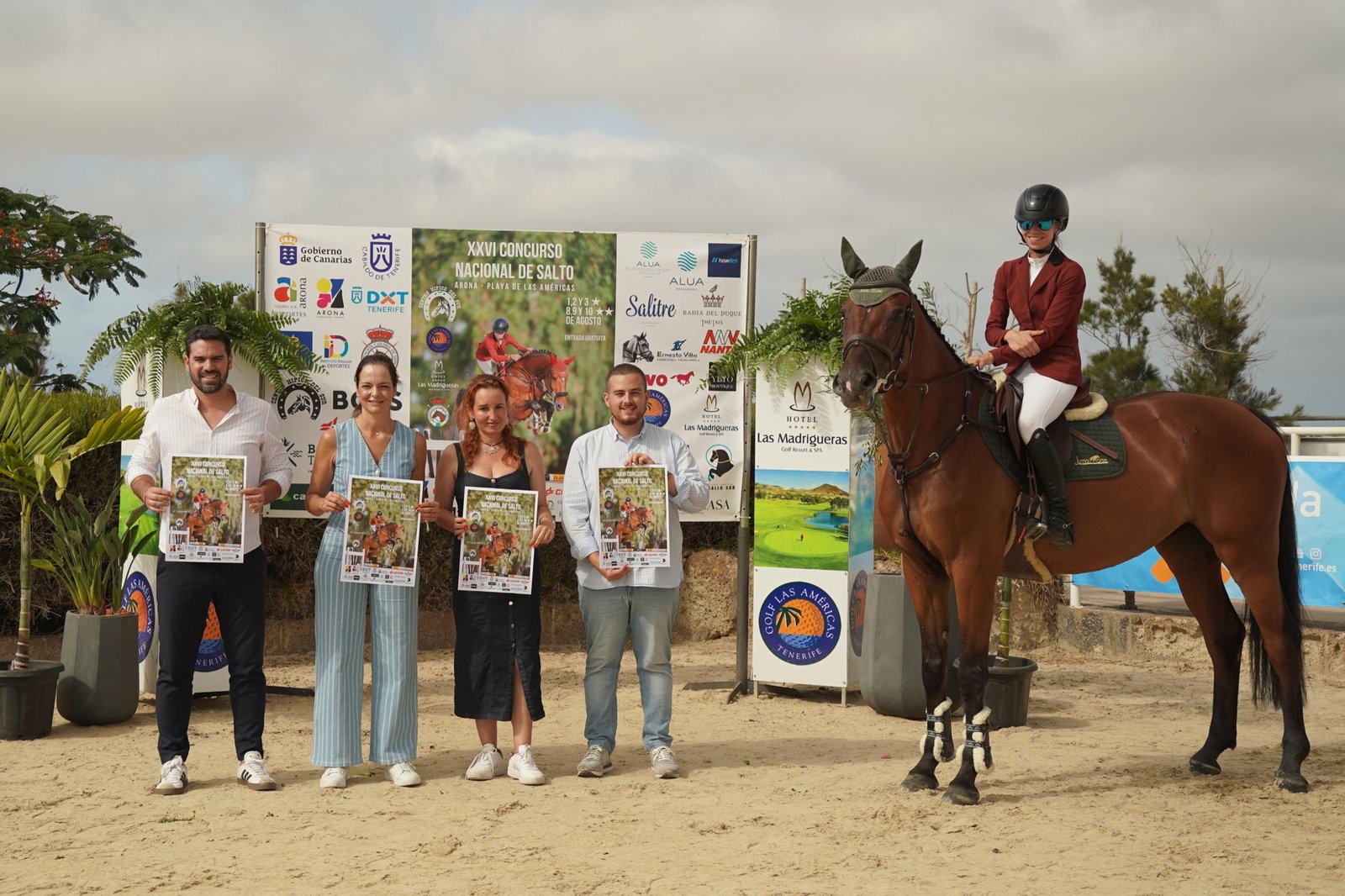 Arona presenta el XXVI Concurso Nacional de Saltos de Obstáculos, una de las grandes citas del deporte ecuestre en Canarias. Esta mañana, a las 10:30 horas, se ha celebrado en el Centro Hípico del Sur el acto de presentación del evento, organizado por el Club Hípico Los Migueles con el respaldo de la Federación Canaria de Hípica y el Ayuntamiento de Arona. El concurso se llevará a cabo durante dos fines de semana consecutivos: del 1 al 3 de agosto (categoría una estrella) y del 8 al 10 de agosto (categoría dos estrellas), en la pista principal de las instalaciones en Playa de Las Américas.
Se espera la participación de jinetes y amazonas de diferentes islas, con un alto nivel técnico que consolida esta cita como una de las más importantes de Canarias. Las pruebas se regirán por el reglamento de la Real Federación Hípica Española, y se contará con la presencia de binomios de primer nivel.
Las competiciones comenzarán los viernes a las 16:00 horas, y los sábados y domingos a las 09:00 horas. El segundo fin de semana, correspondiente al concurso de dos estrellas, se llevará a cabo en horario nocturno, lo que añade un atractivo especial tanto para el público como para los jinetes.
El acceso al evento será gratuito, con el objetivo de fomentar la difusión del deporte ecuestre entre residentes y visitantes. ¡La emoción está garantizada en esta cita deportiva imperdible en Canarias!