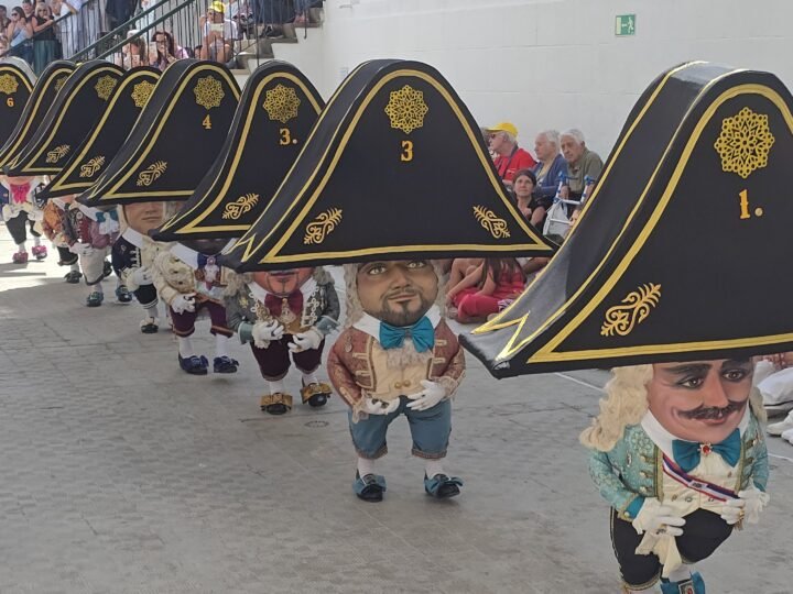 300 mayores residentes en centros de La Palma disfrutan de la Danza de los Enanos.