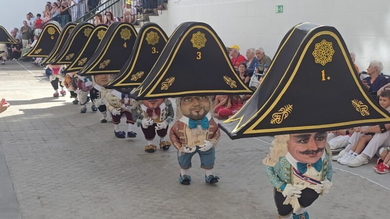 300 mayores residentes en centros de La Palma disfrutan de la Danza de los Enanos.