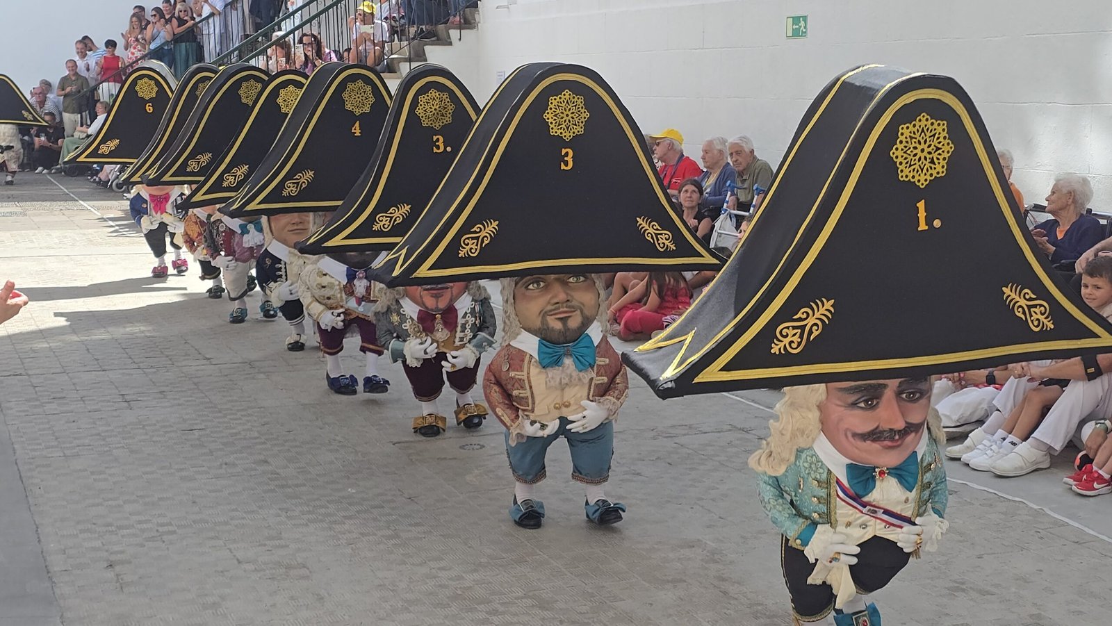300 mayores residentes en centros de La Palma disfrutan de la Danza de los Enanos.