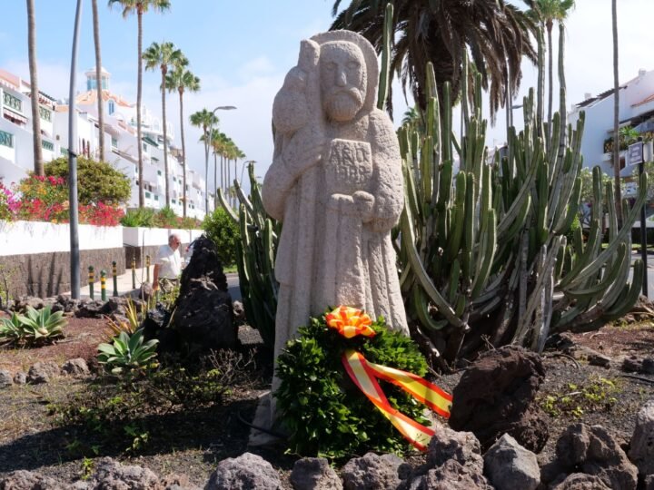 Además, se ha realizado una ofrenda floral en honor a Santiago Apóstol, seguida de una actuación musical en la que se interpretaron piezas tradicionales de la cultura española. Asimismo, se han llevado a cabo diversas actividades para conmemorar esta festividad tan importante para el pueblo español.

El alcalde de Arona, junto con autoridades locales y representantes de distintas instituciones, han participado en este emotivo acto que ha contado con la presencia de vecinos y visitantes. La celebración de la festividad de Santiago Apóstol ha sido un momento de unión y orgullo para todos los asistentes, reafirmando el valor de la tradición y la identidad española.

Desde el Ayuntamiento de Arona se ha destacado la importancia de mantener vivas las tradiciones y costumbres que nos identifican como pueblo, promoviendo el respeto y la valoración de nuestra historia y patrimonio cultural. La festividad de Santiago Apóstol ha sido una ocasión para reflexionar sobre nuestra identidad como nación y reafirmar nuestro compromiso con la preservación de nuestras raíces.