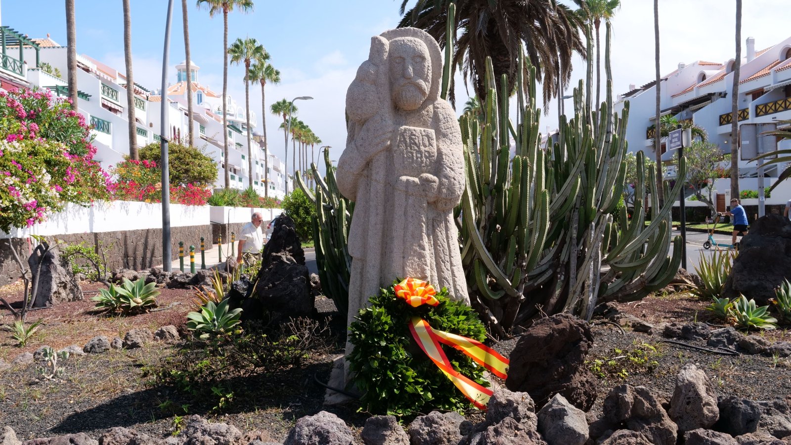 Además, se ha realizado una ofrenda floral en honor a Santiago Apóstol, seguida de una actuación musical en la que se interpretaron piezas tradicionales de la cultura española. Asimismo, se han llevado a cabo diversas actividades para conmemorar esta festividad tan importante para el pueblo español.
El alcalde de Arona, junto con autoridades locales y representantes de distintas instituciones, han participado en este emotivo acto que ha contado con la presencia de vecinos y visitantes. La celebración de la festividad de Santiago Apóstol ha sido un momento de unión y orgullo para todos los asistentes, reafirmando el valor de la tradición y la identidad española.
Desde el Ayuntamiento de Arona se ha destacado la importancia de mantener vivas las tradiciones y costumbres que nos identifican como pueblo, promoviendo el respeto y la valoración de nuestra historia y patrimonio cultural. La festividad de Santiago Apóstol ha sido una ocasión para reflexionar sobre nuestra identidad como nación y reafirmar nuestro compromiso con la preservación de nuestras raíces.