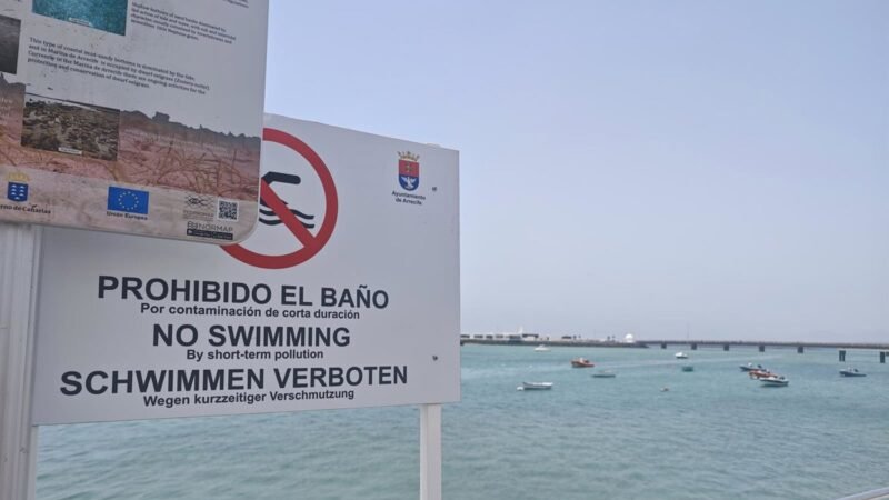 El Área de Salud de Lanzarote desaconseja baño en aguas cerca del muelle de La Pescadería